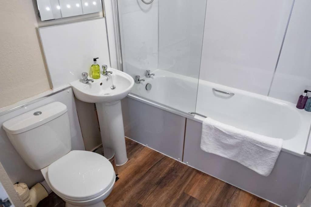 Bright, Spacious West-End Flat, Near University view 4