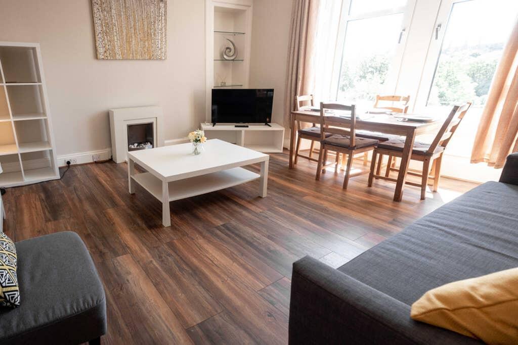 Bright, Spacious West-End Flat, Near University view 3