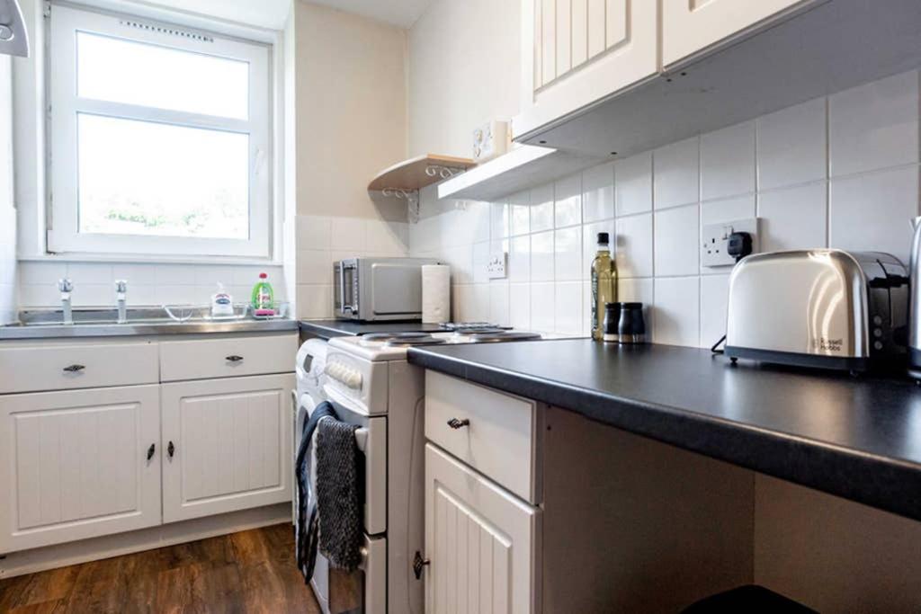 Bright, Spacious West-End Flat, Near University view 2