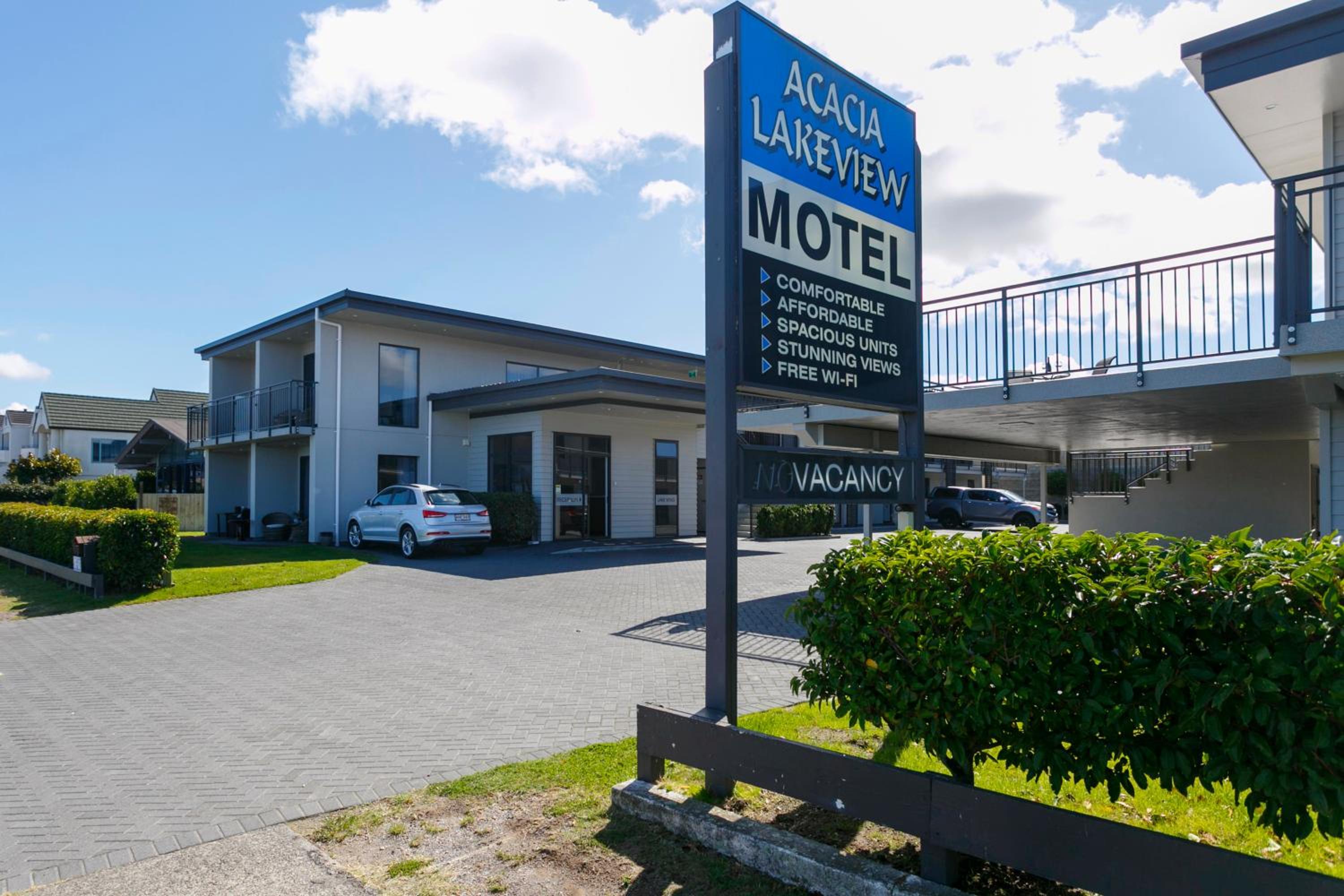 Acacia Lake View Motel