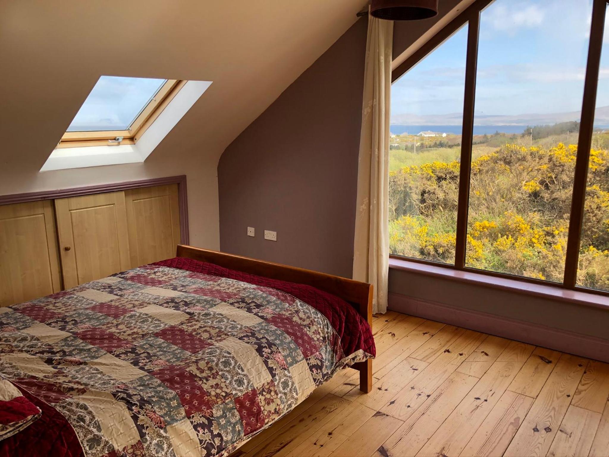 House with sea views close to Beach with WiFi and large kitchen and dining view 3