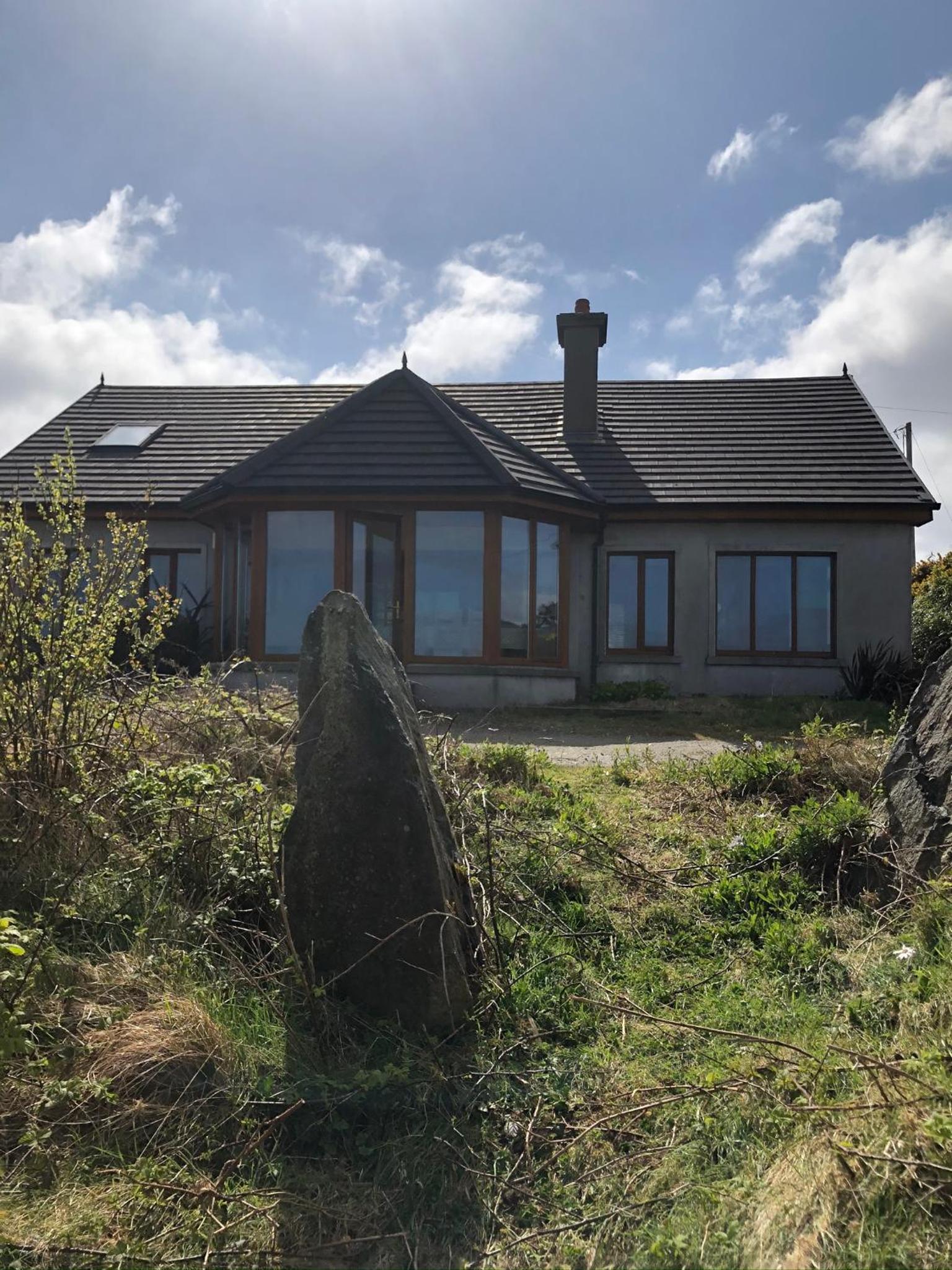 House with sea views close to Beach with WiFi and large kitchen and dining view 5