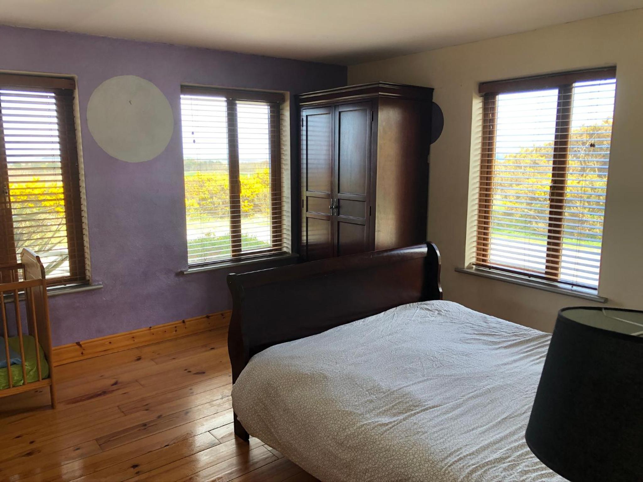 House with sea views close to Beach with WiFi and large kitchen and dining view 4