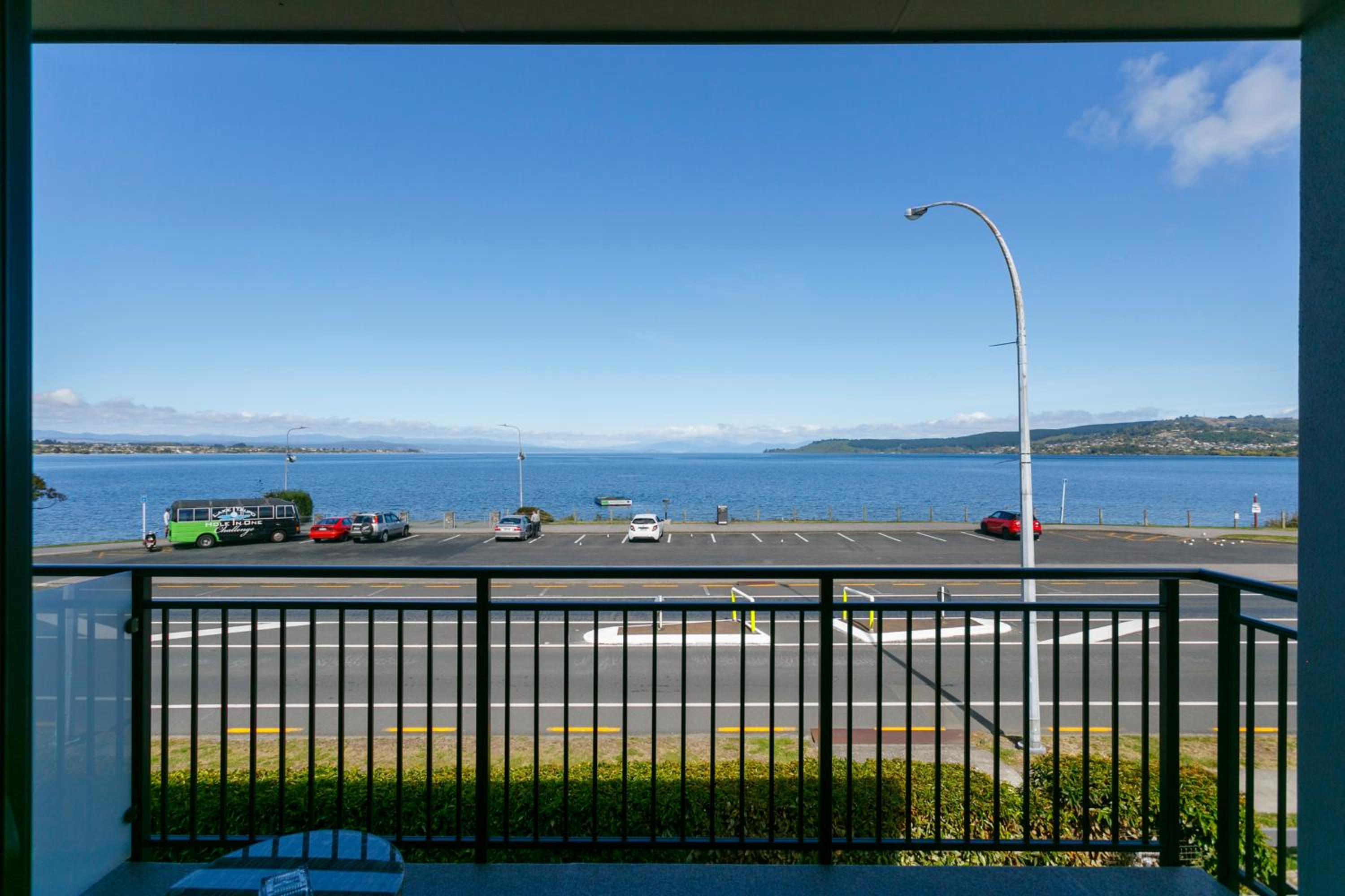 Acacia Lake View Motel