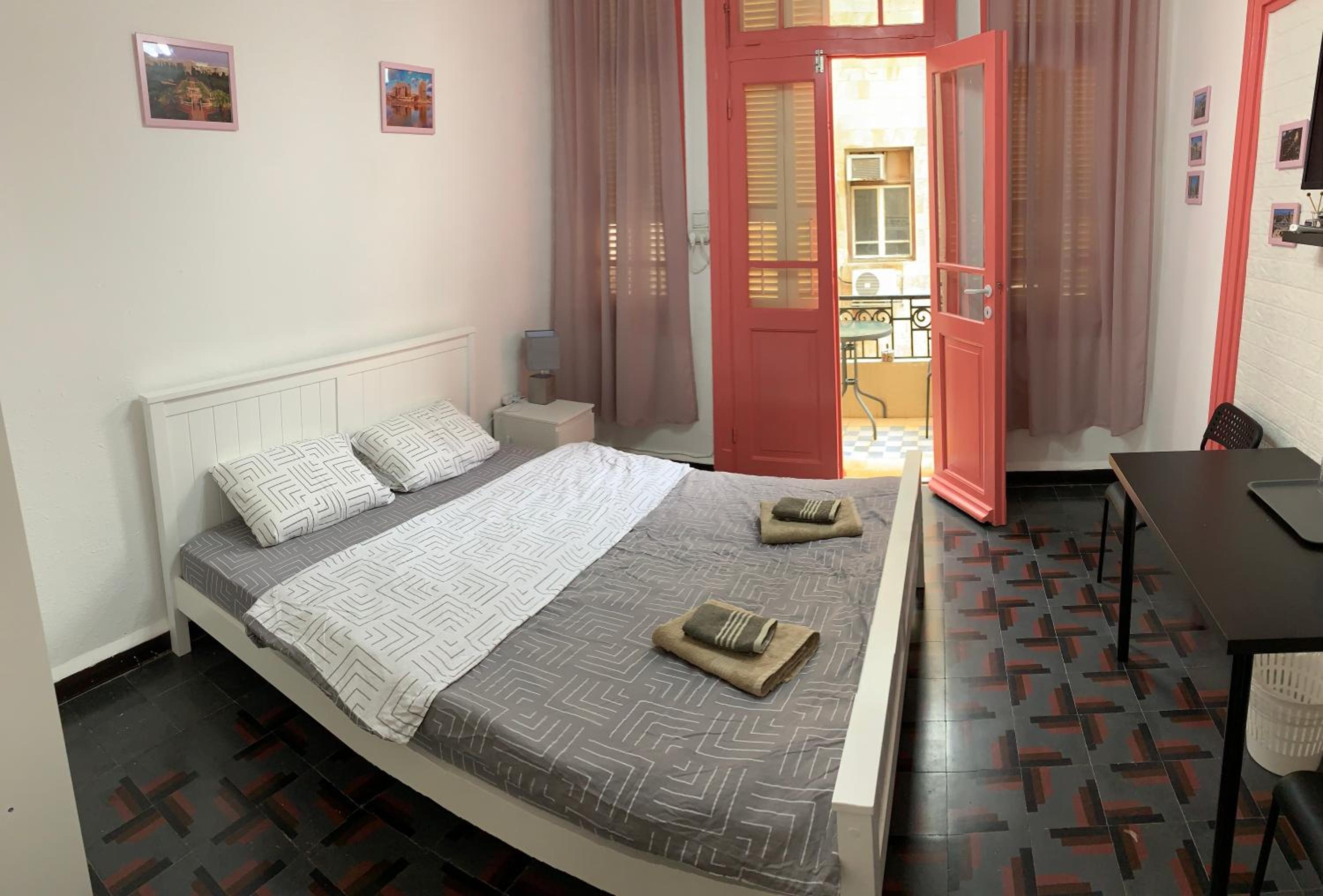 GuestHouse COMFY - rooms with a shared kitchen and bathroom view 4