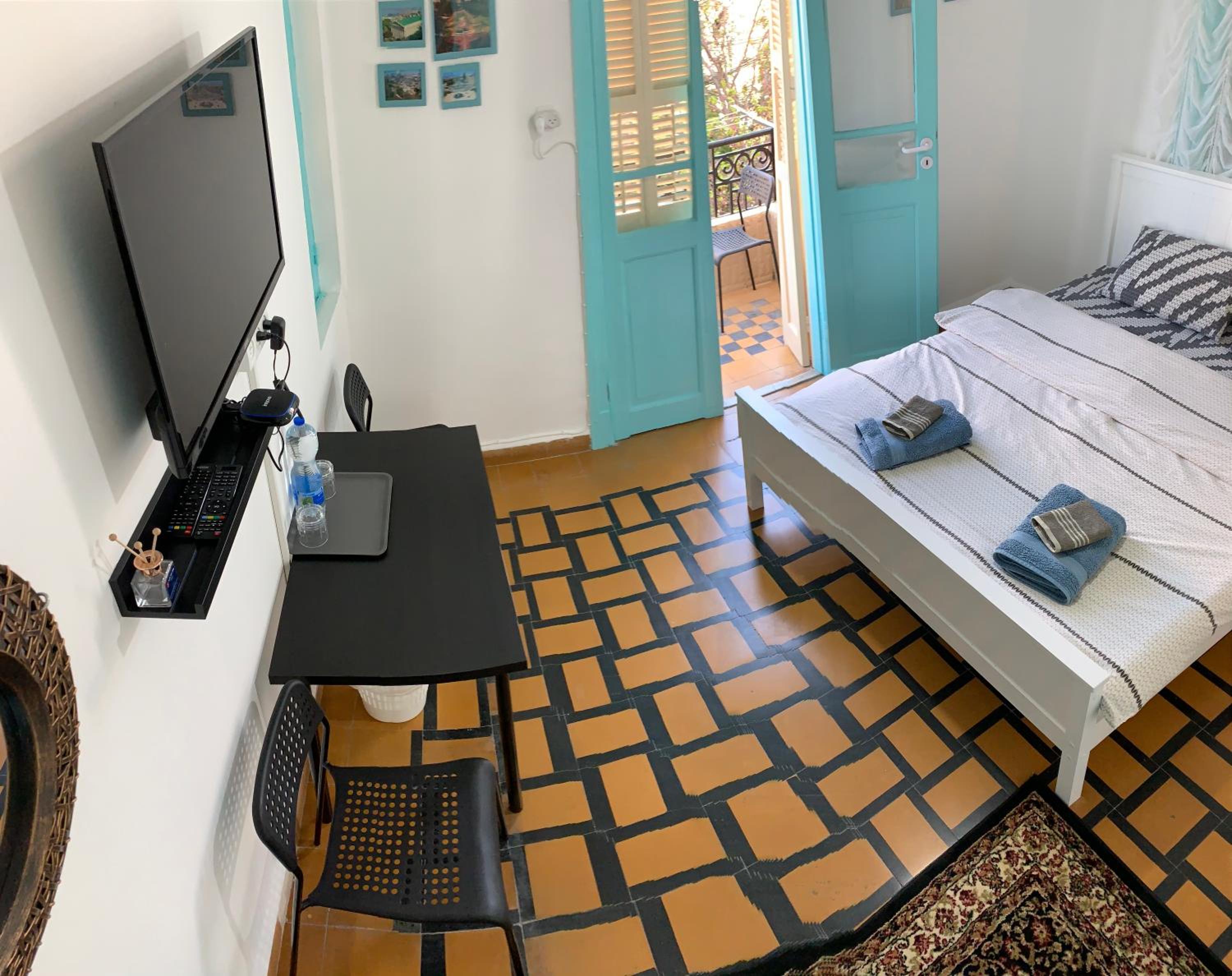 GuestHouse COMFY - rooms with a shared kitchen and bathroom view 3