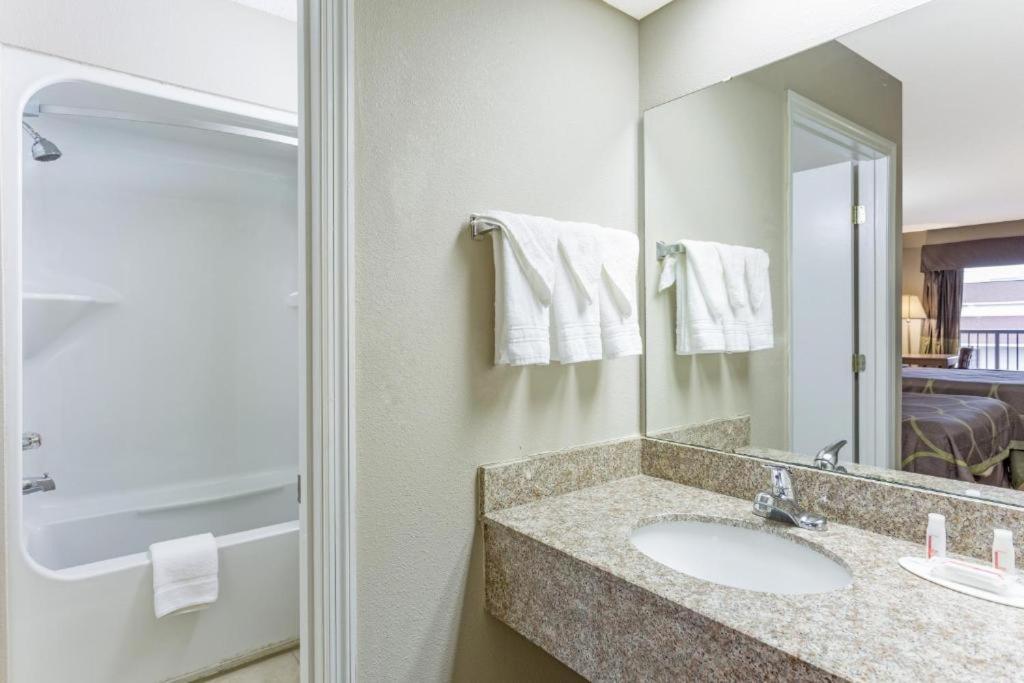 Super 8 by Wyndham Orangeburg Near I-26 view 3