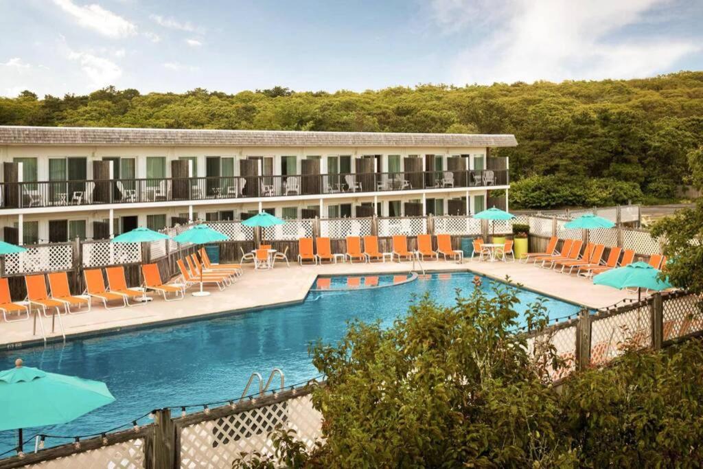P-Town 2br Beach Beauty on the Bay. Water View! view 4