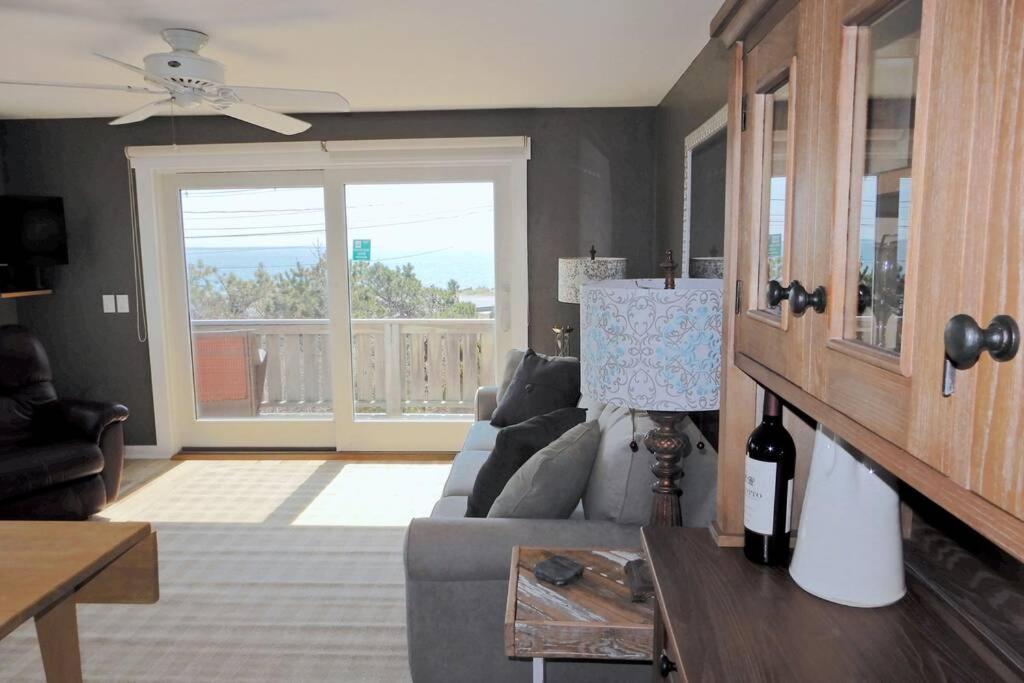 P-Town 2br Beach Beauty on the Bay. Water View! view 5