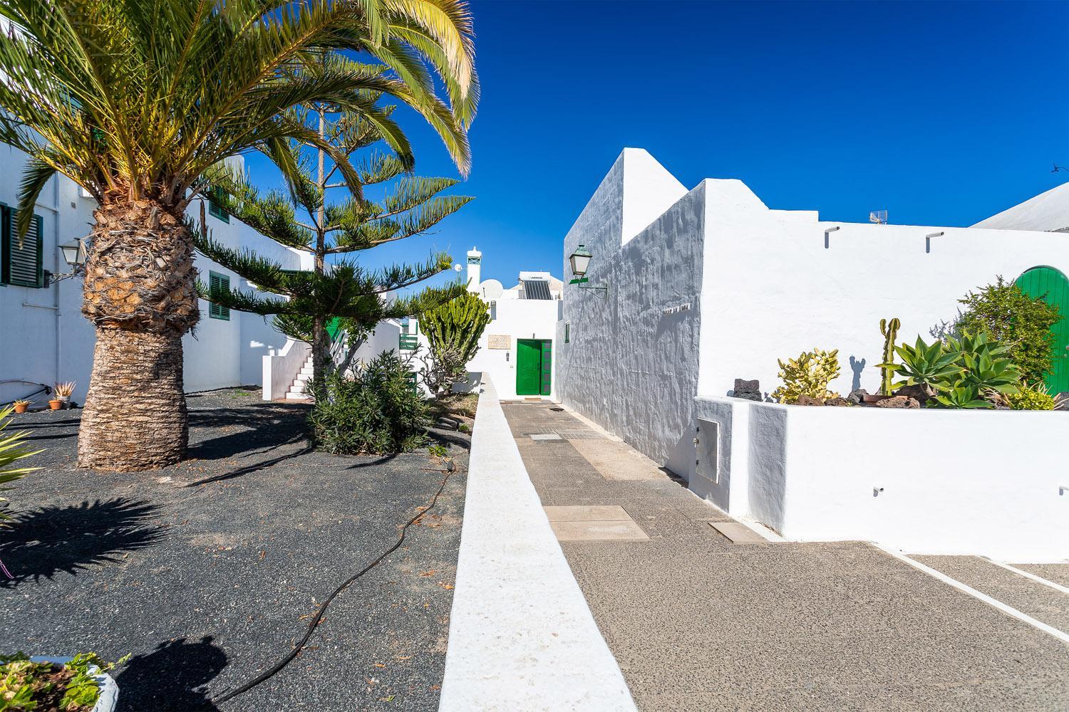 The Beach House - Central location - Private Plunge Pool - Roof Terrace - 100m to Beach photo 4
