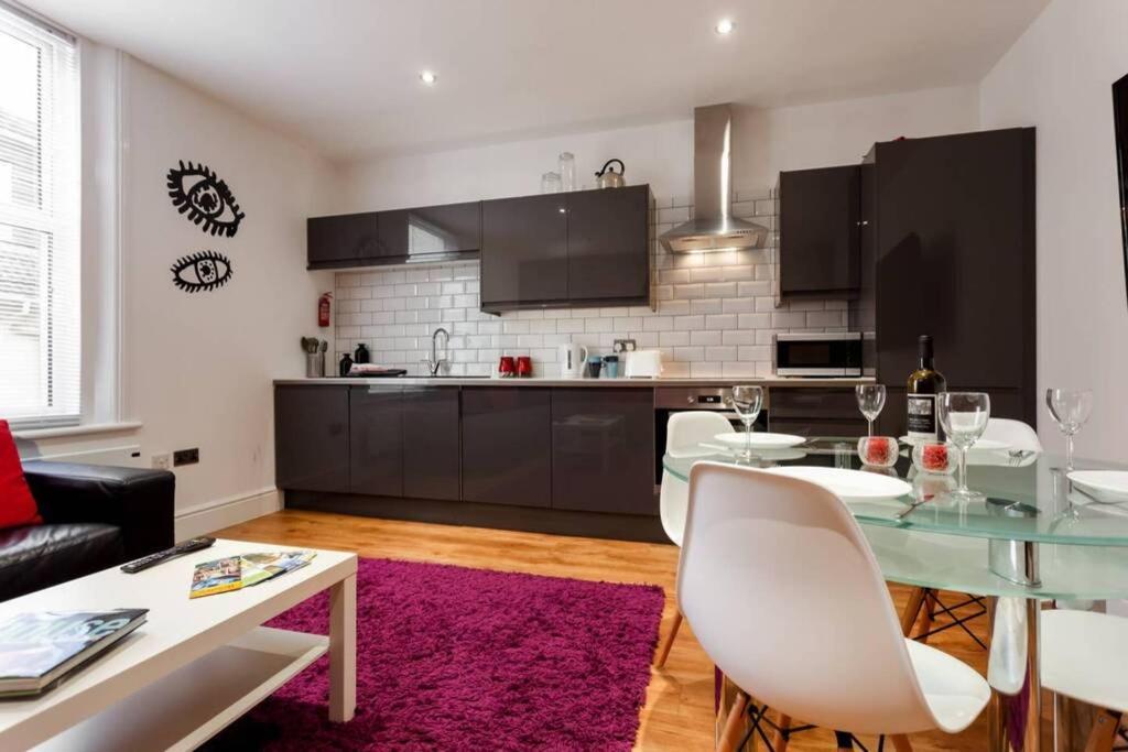 Stylish 2 bed 2 bath *Close To Beach and Centre with parking* view 2