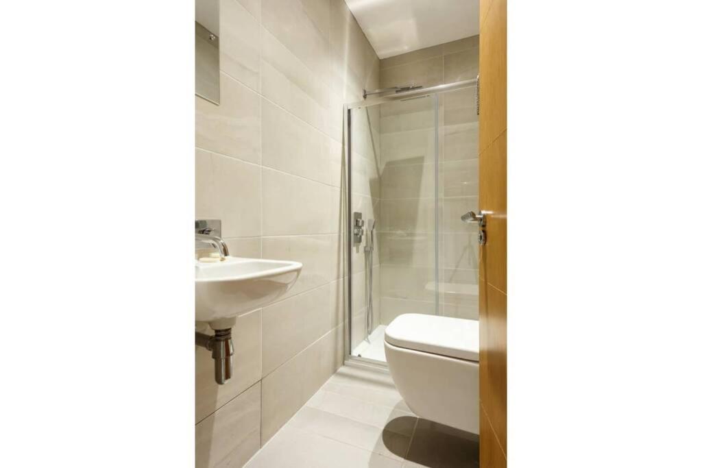 Stylish 2 bed 2 bath *Close To Beach and Centre with parking* view 4