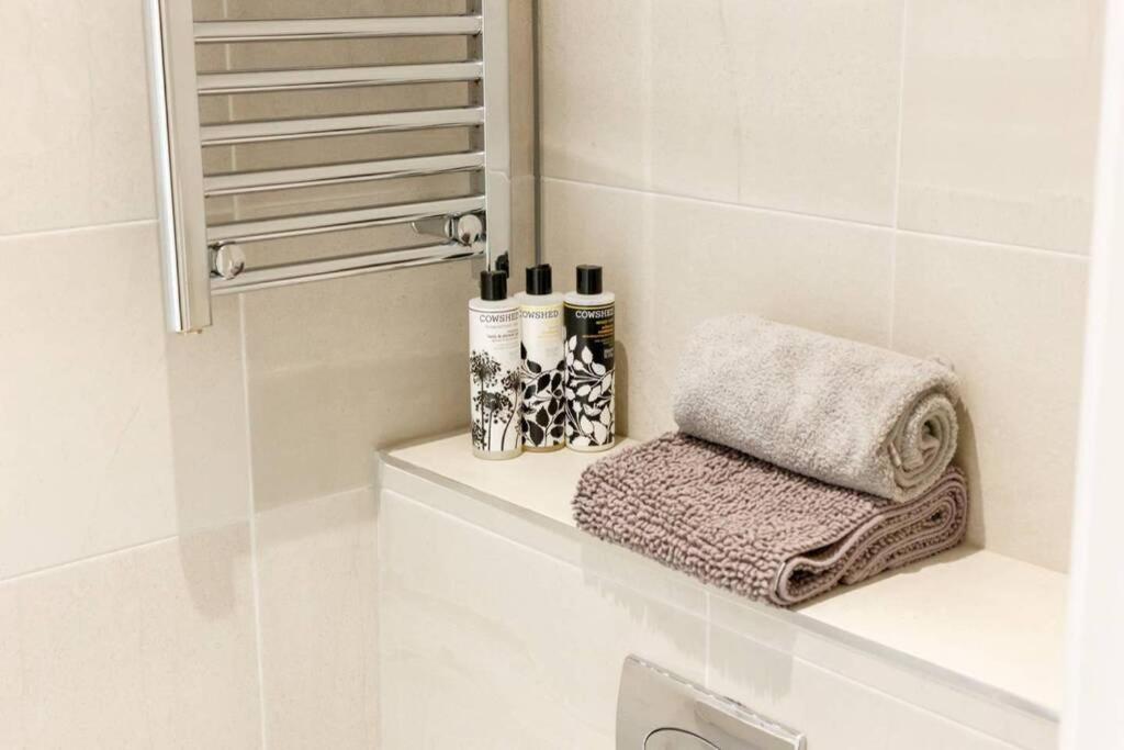 Stylish 2 bed 2 bath *Close To Beach and Centre with parking* view 5