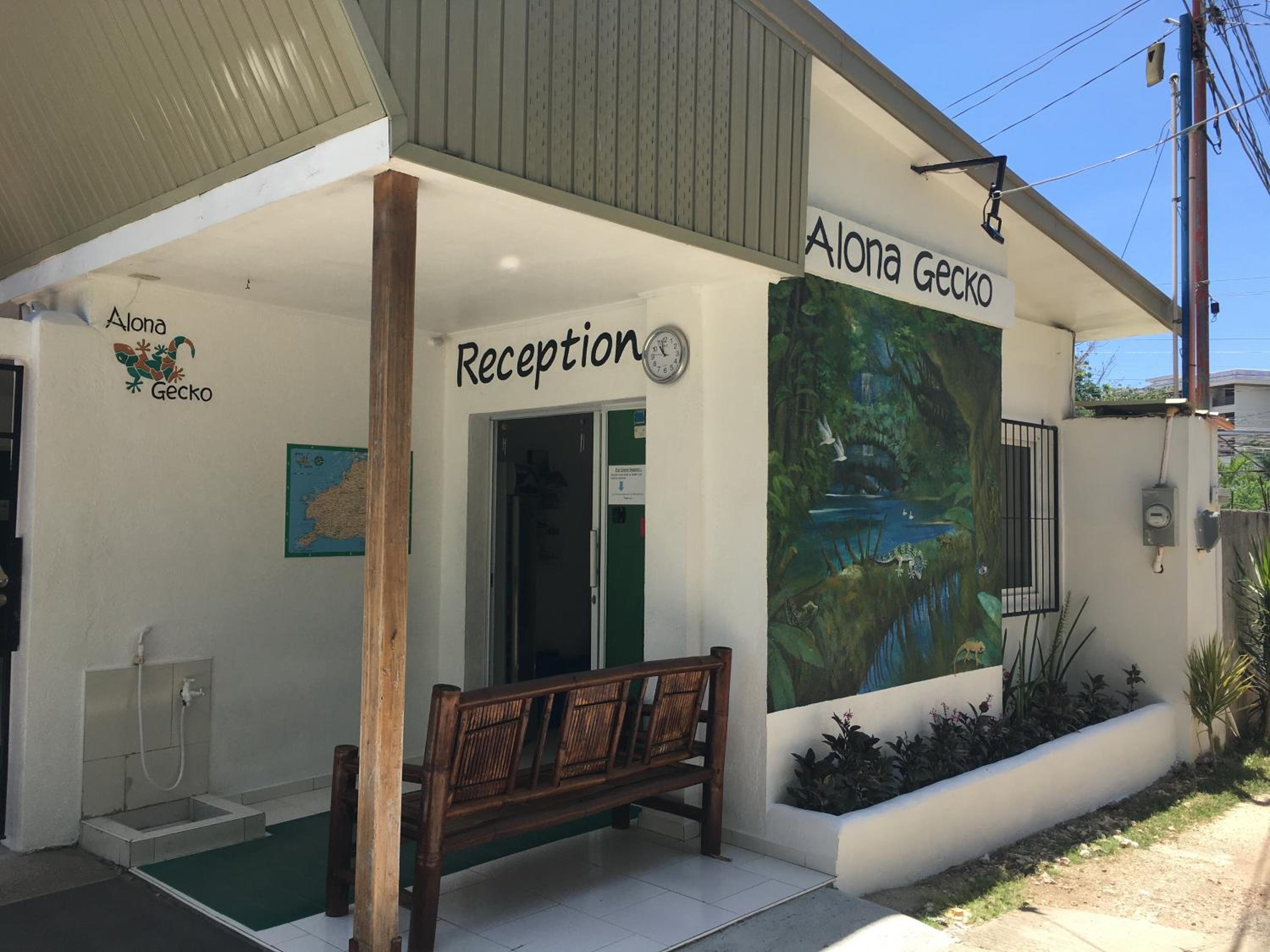 Alona Gecko Inn