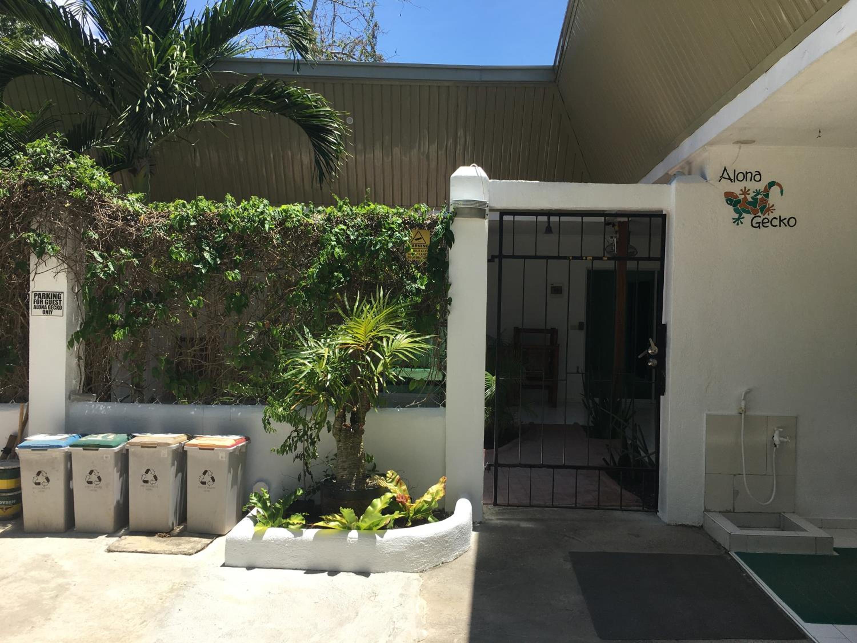 Alona Gecko Inn