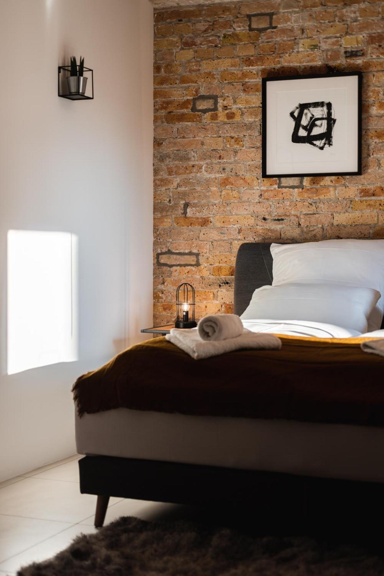 Luxurious Urban Living - Premium Downtown Apartments next to HBF