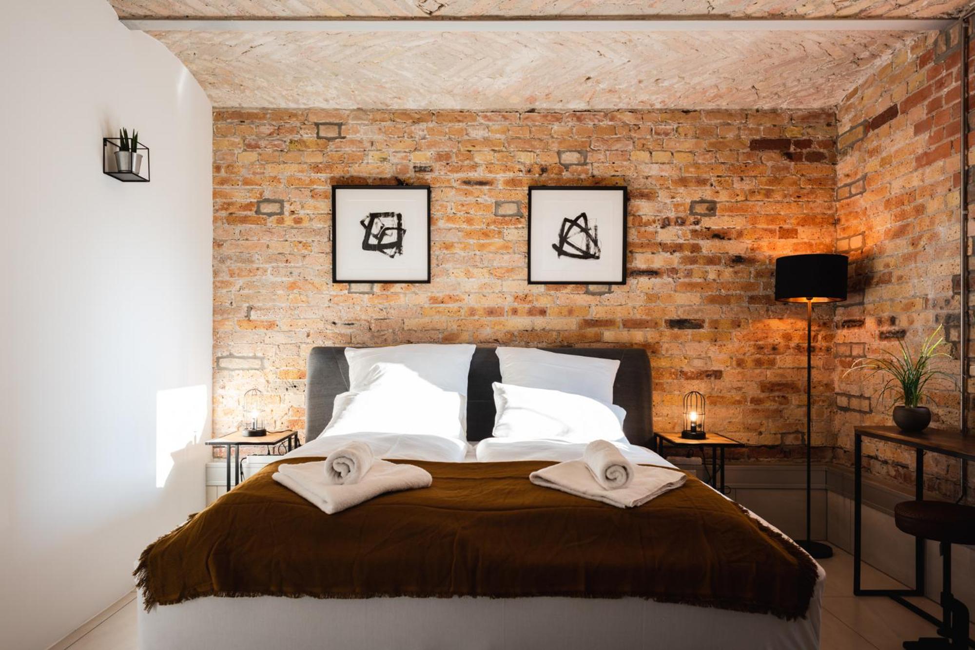 Luxurious Urban Living - Premium Downtown Apartments next to HBF