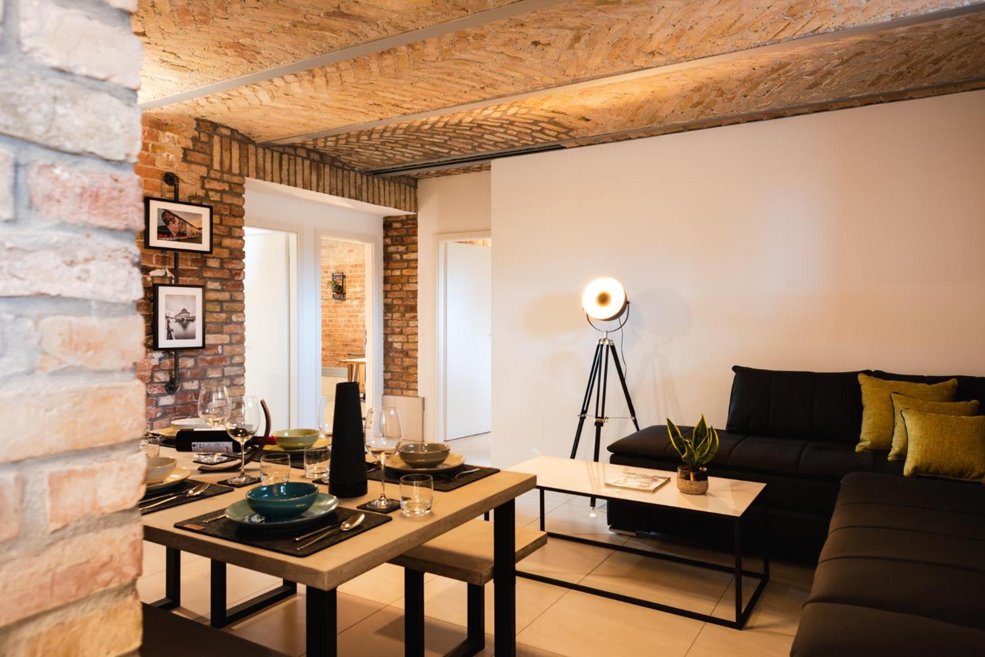 Luxurious Urban Living - Premium Downtown Apartments next to HBF