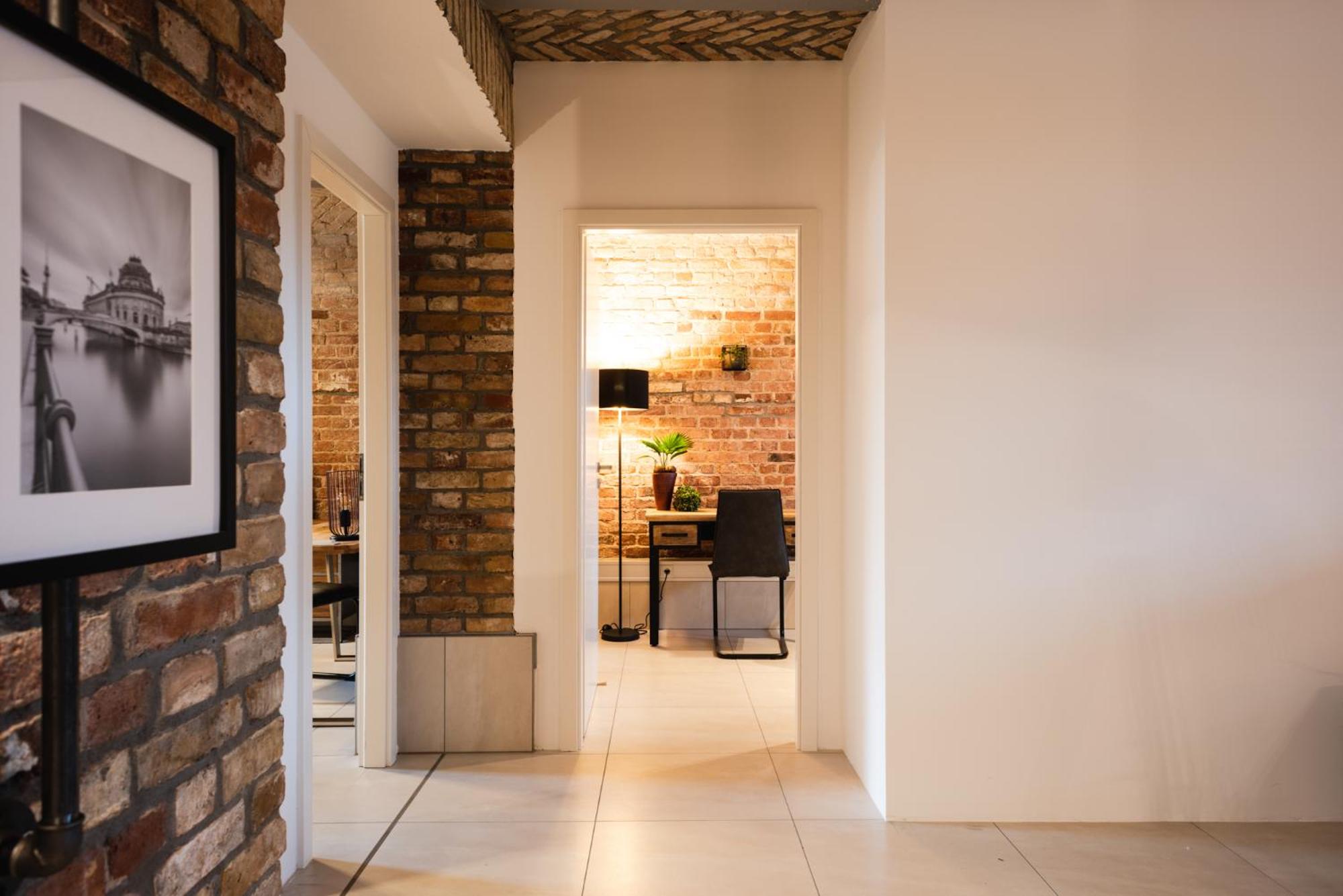 Luxurious Urban Living - Premium Downtown Apartments next to HBF
