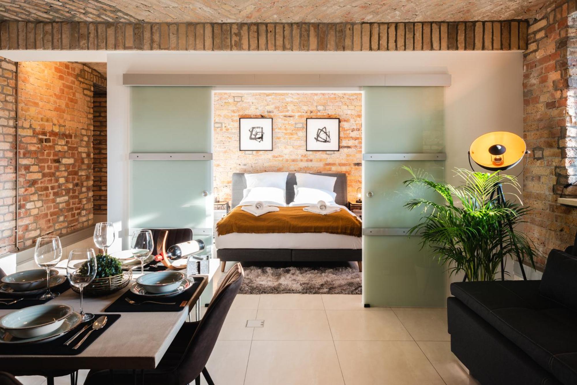 Luxurious Urban Living - Premium Downtown Apartments next to HBF