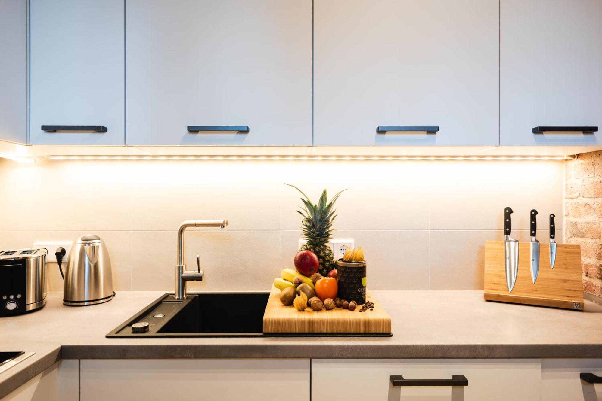Luxurious Urban Living - Premium Downtown Apartments next to HBF