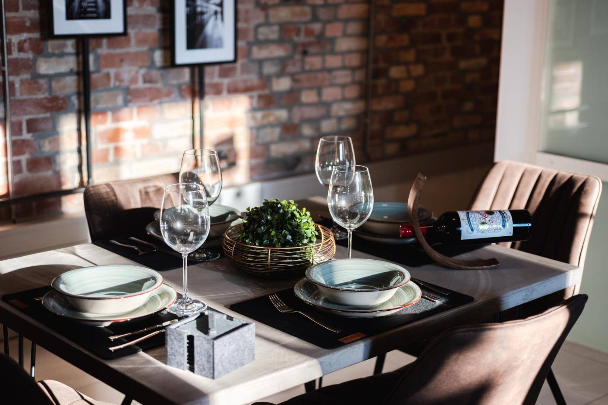 Luxurious Urban Living - Premium Downtown Apartments next to HBF