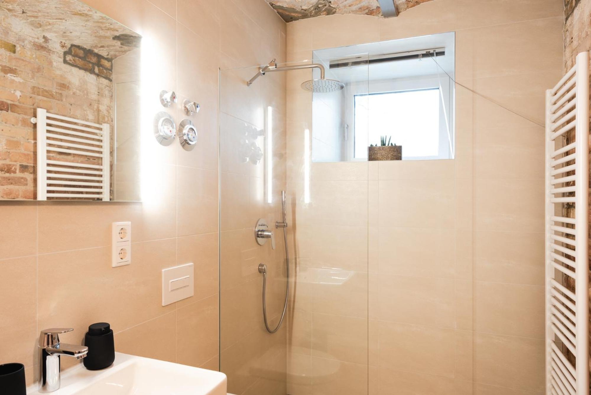 Luxurious Urban Living - Premium Downtown Apartments next to HBF