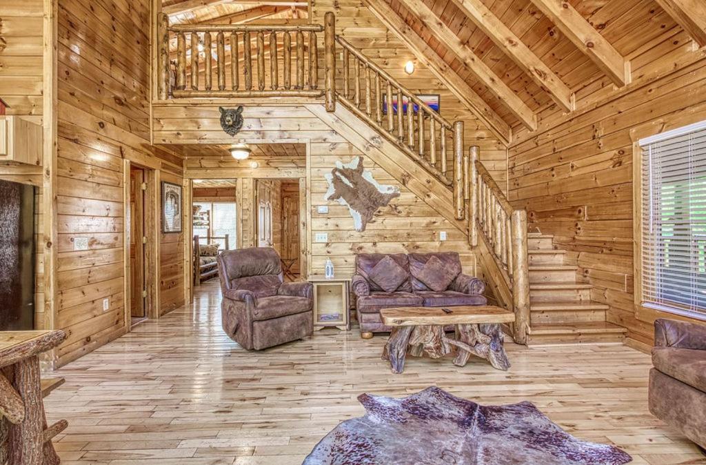 Heavenly Bear, Hot Tub, FREE Attraction tickets for each paid day, Pool Table, WIFI!!! view 2