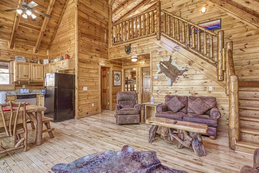 Heavenly Bear, Hot Tub, FREE Attraction tickets for each paid day, Pool Table, WIFI!!! view 3
