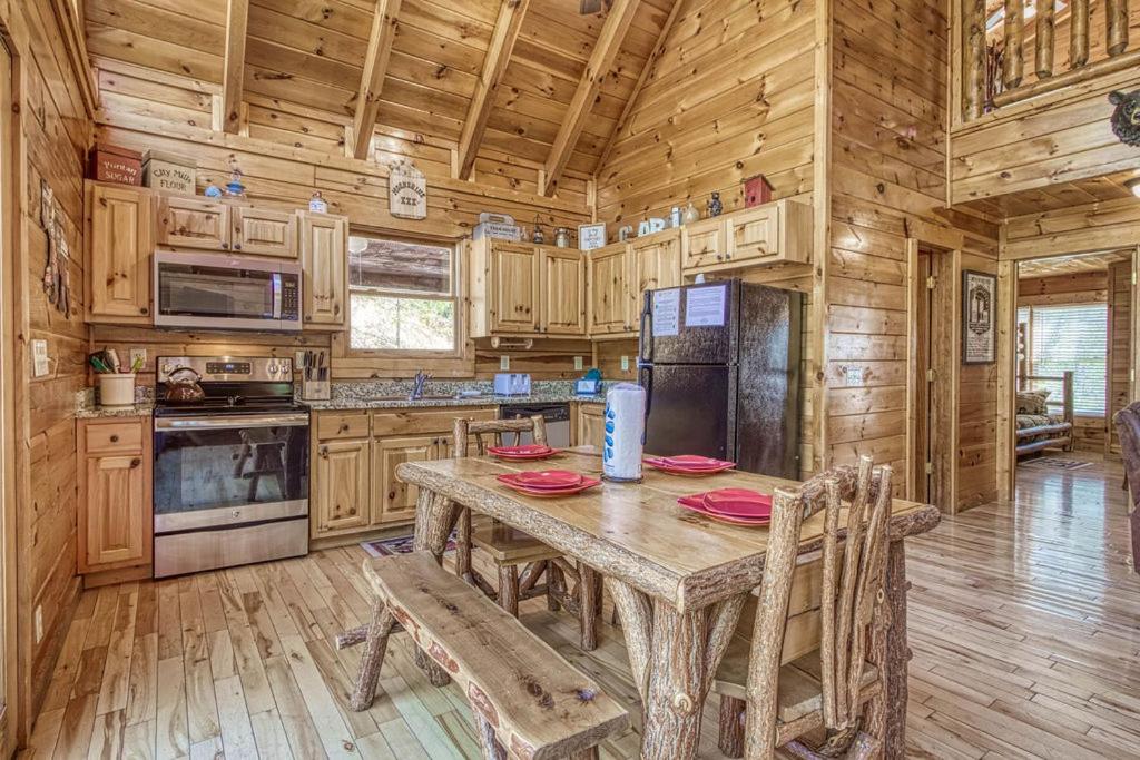 Heavenly Bear, Hot Tub, FREE Attraction tickets for each paid day, Pool Table, WIFI!!! view 4