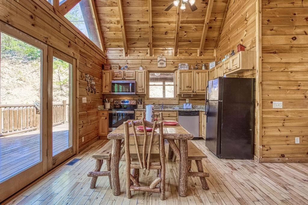 Heavenly Bear, Hot Tub, FREE Attraction tickets for each paid day, Pool Table, WIFI!!! view 5