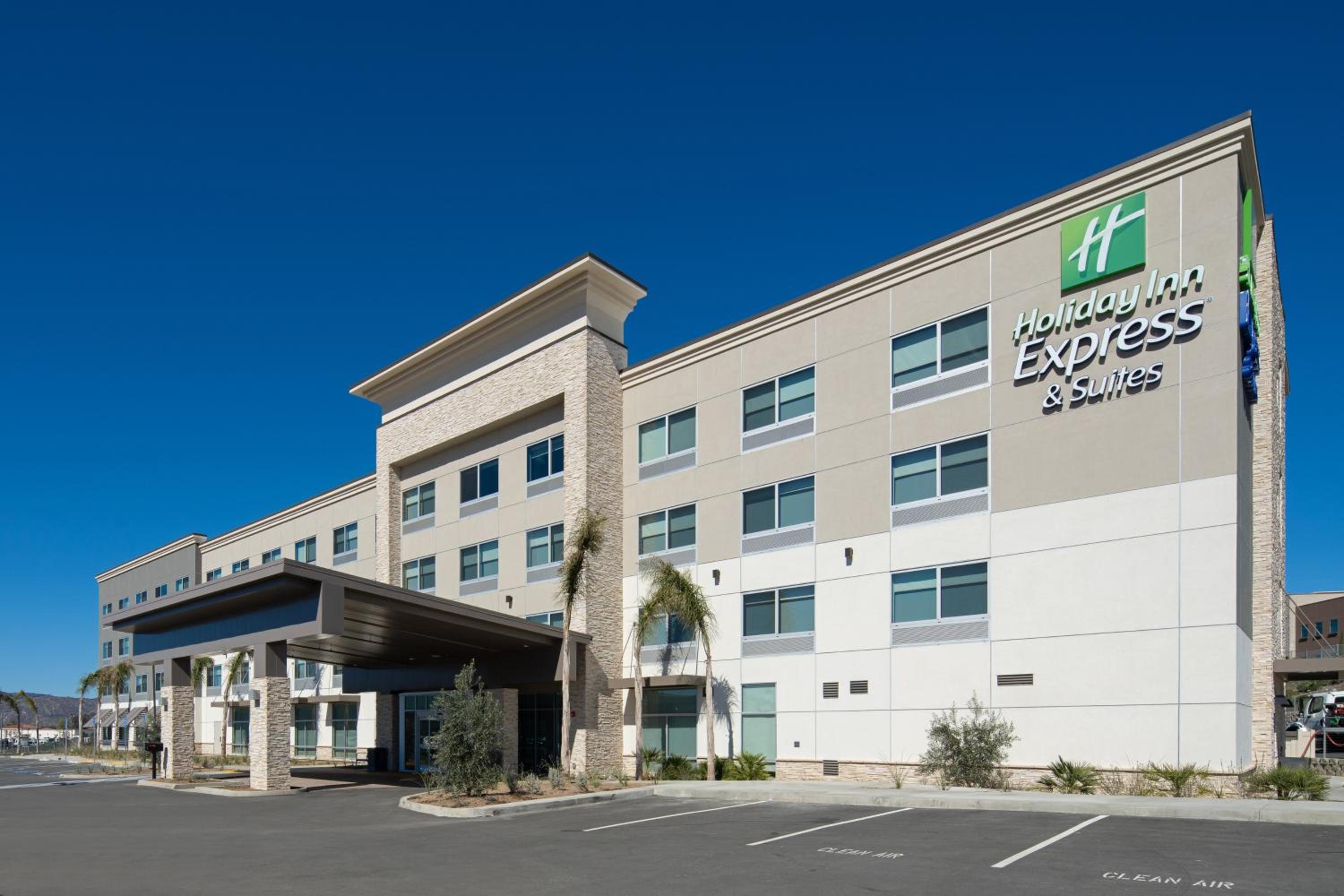 Hotel Holiday Inn Express & Suites - Murrieta, an IHG Hotel - Image 1