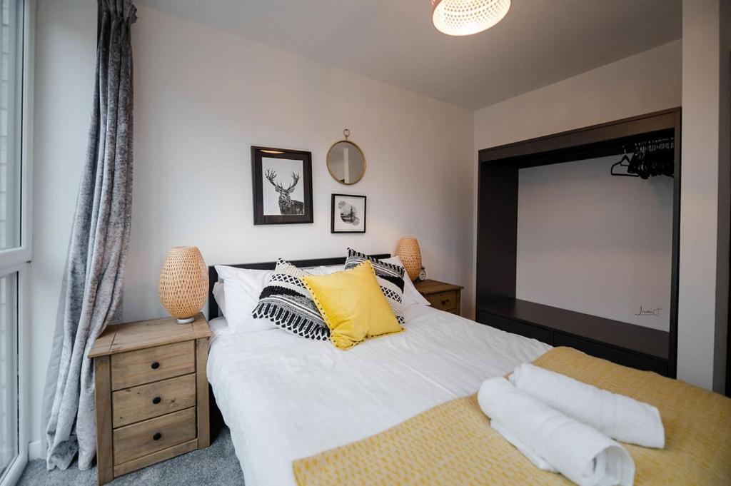 Air Host and Stay - Apartment 5 Broadhurst Court sleeps 6 minutes from town centre view 2