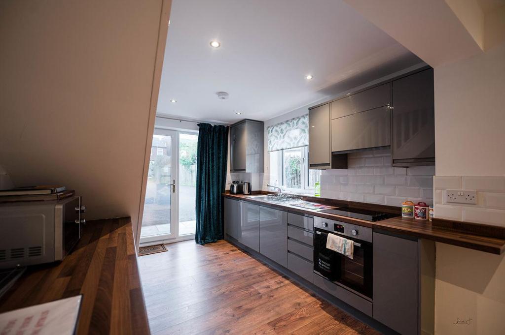 Air Host and Stay - Apartment 5 Broadhurst Court sleeps 6 minutes from town centre view 4