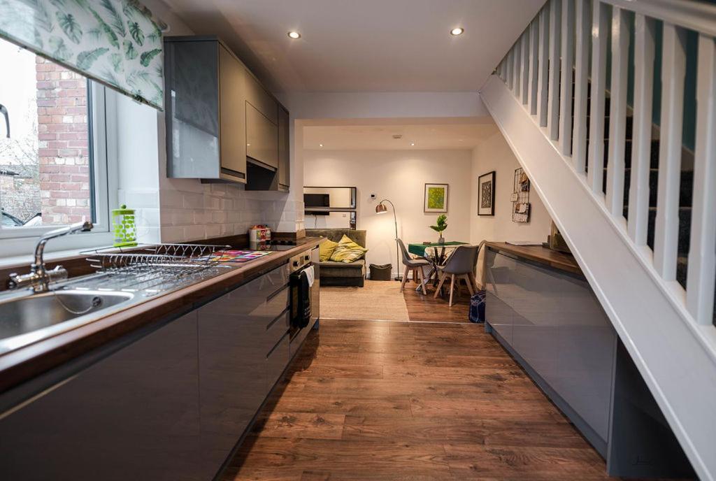 Air Host and Stay - Apartment 5 Broadhurst Court sleeps 6 minutes from town centre view 5