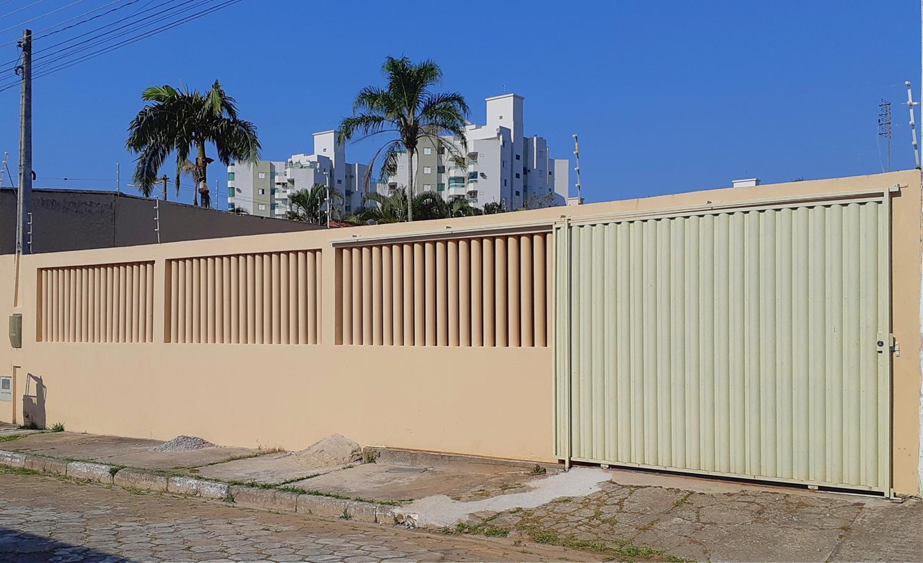 Confortável casa com piscina e churrasqueira a 100m da praia