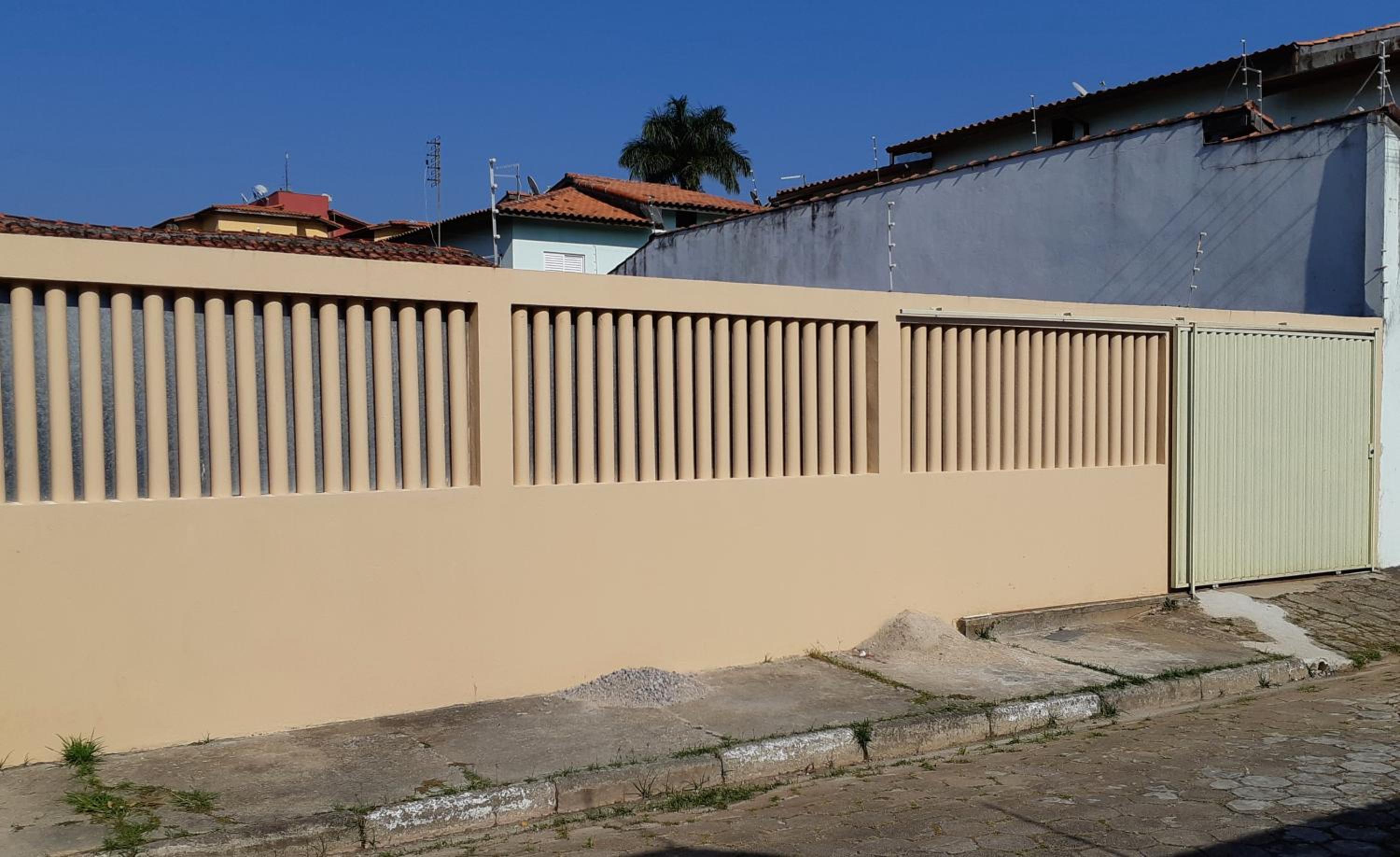 Confortável casa com piscina e churrasqueira a 100m da praia