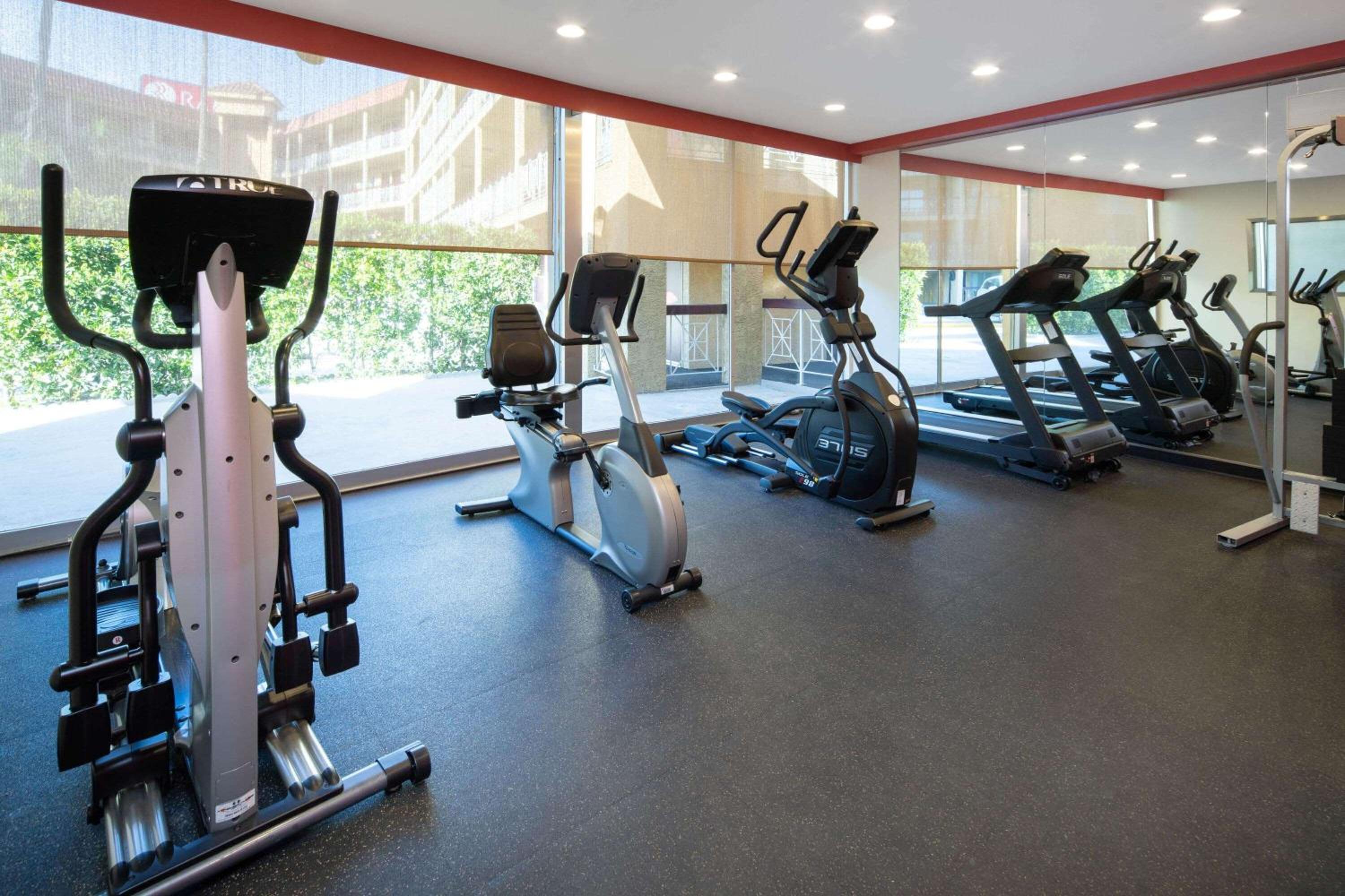 Burbank Vacations - Ramada by Wyndham Burbank Airport - Property Image 27