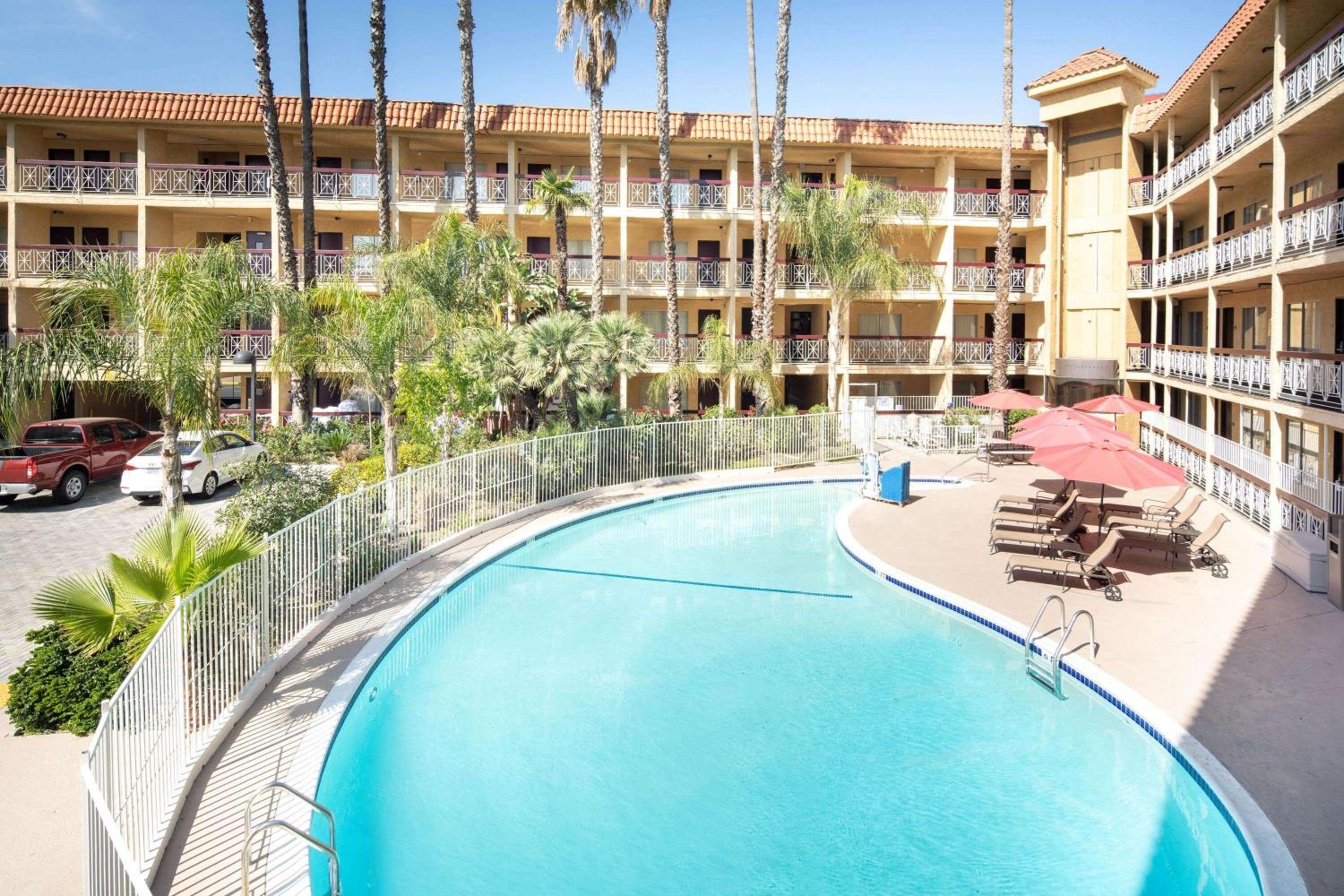 Burbank Vacations - Ramada by Wyndham Burbank Airport - Property Image 26
