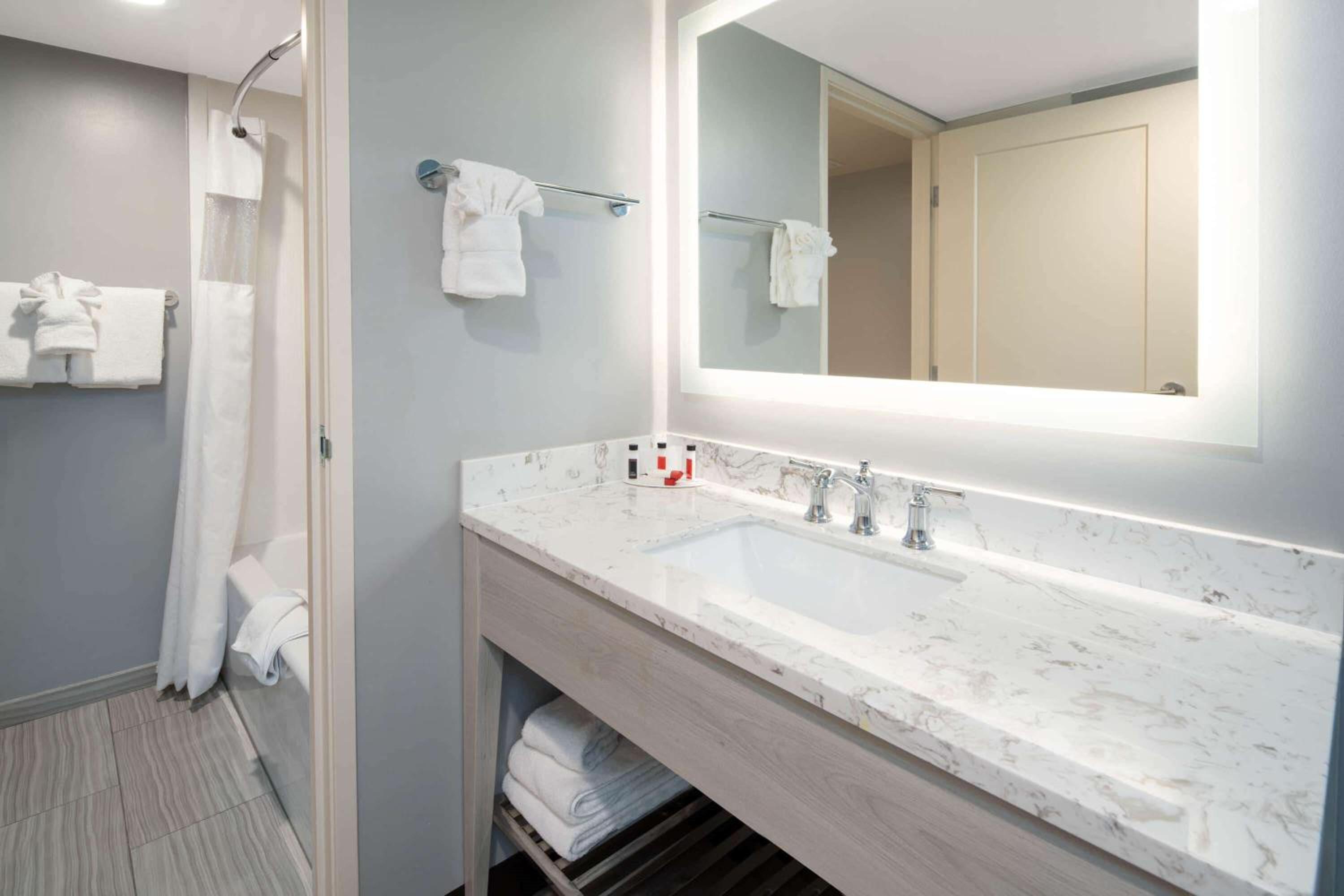 Burbank Vacations - Ramada by Wyndham Burbank Airport - Property Image 35