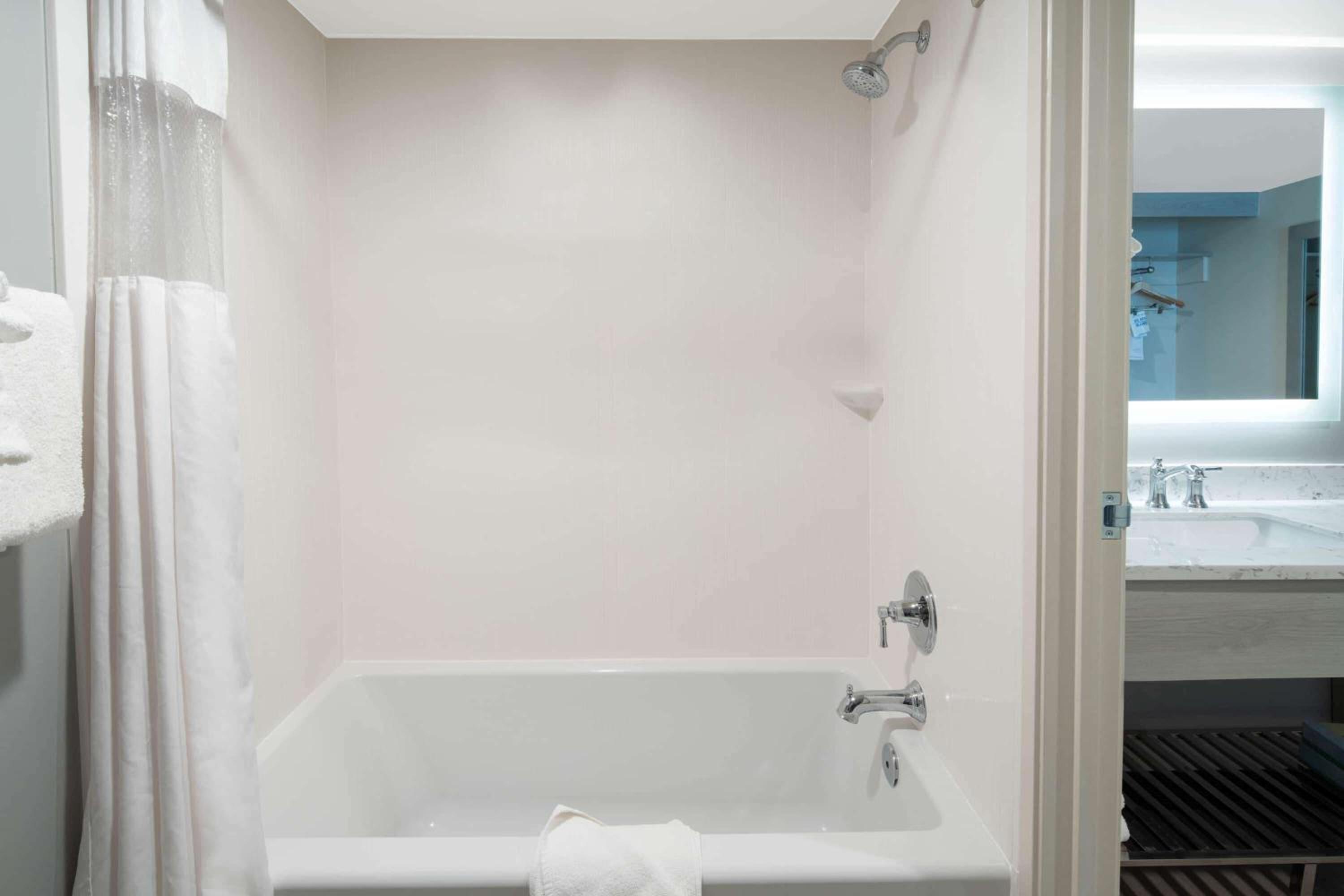 Burbank Vacations - Ramada by Wyndham Burbank Airport - Property Image 4