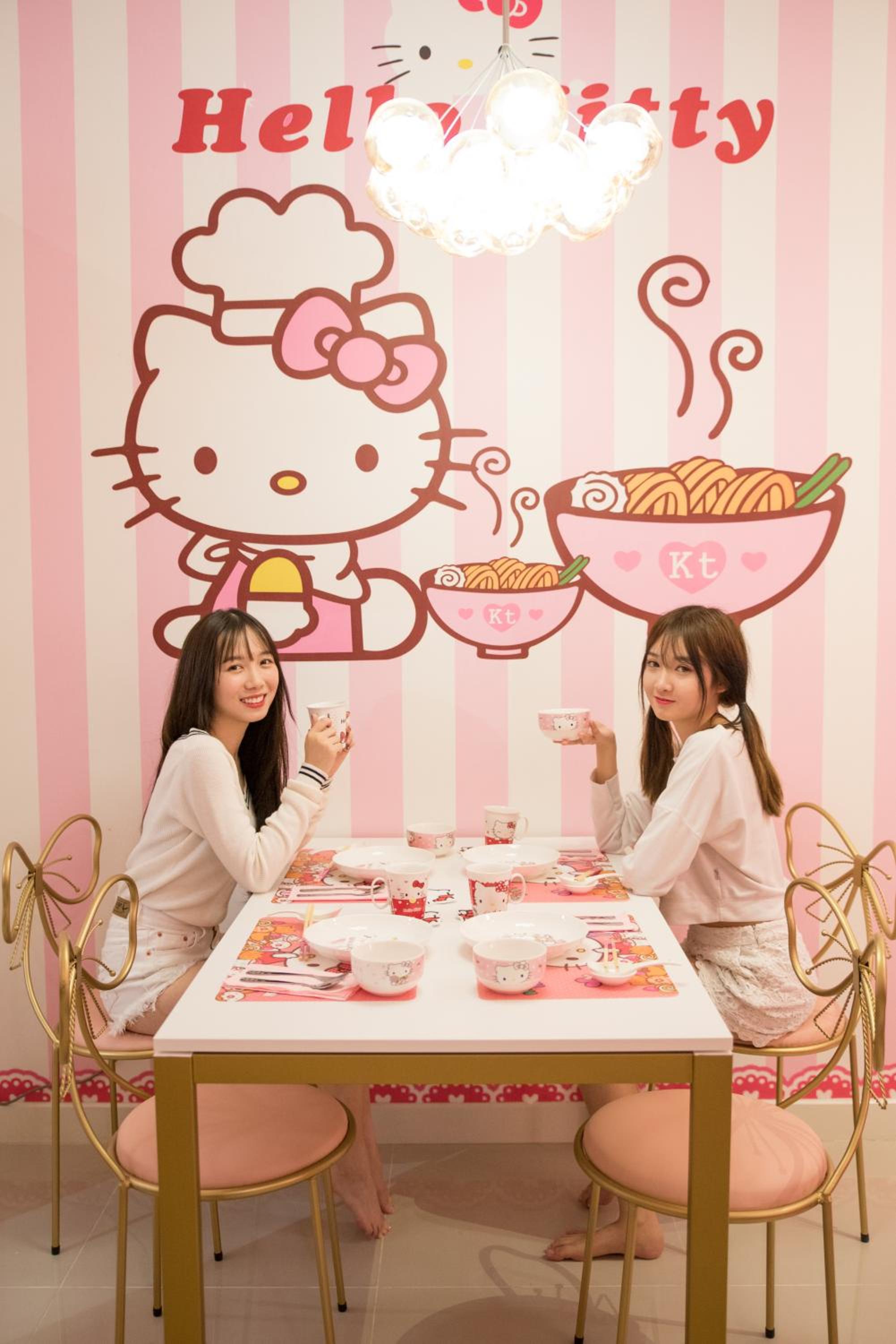 Play at HELLO KITTY Kawaii Fun House