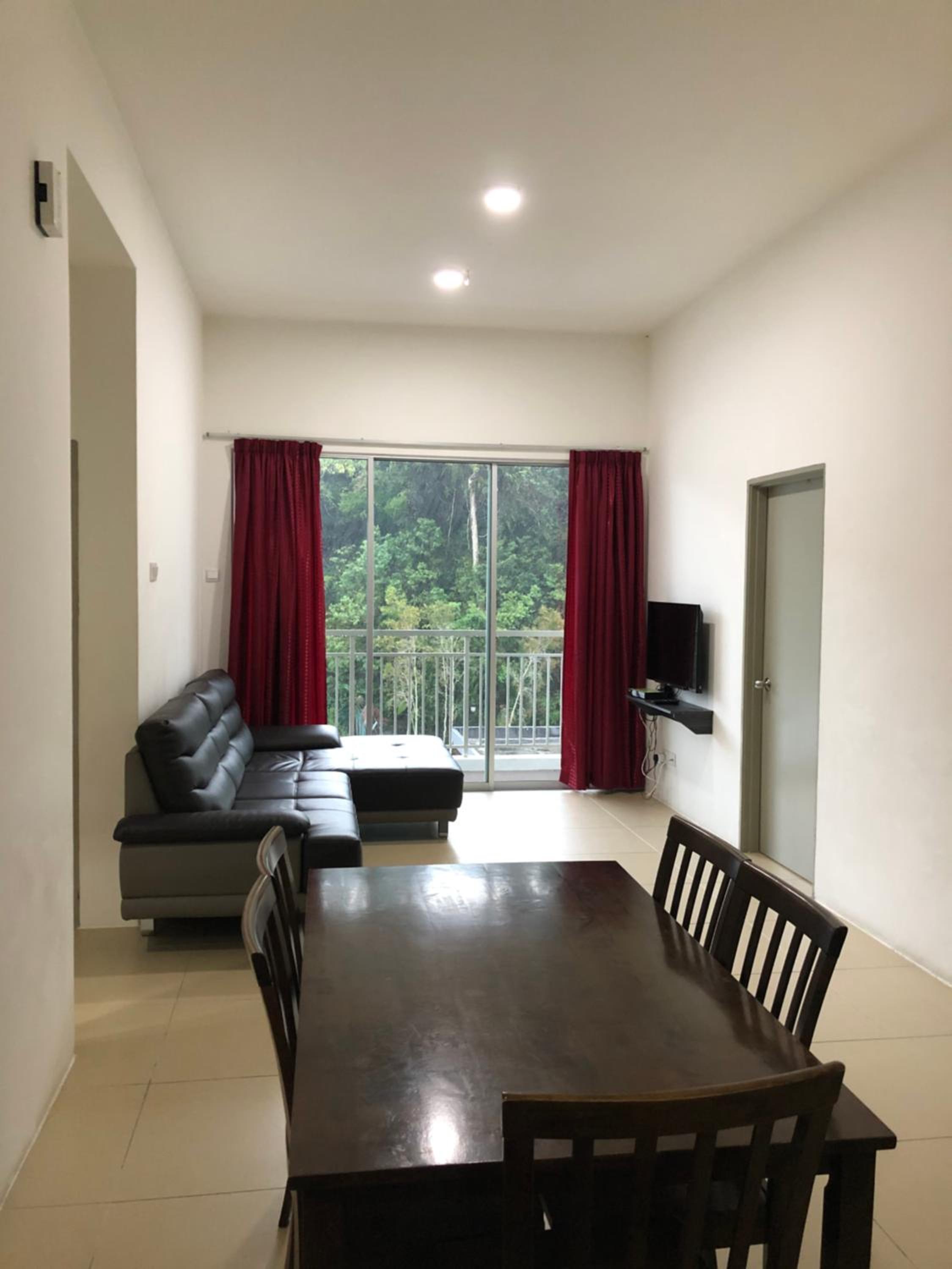 Golden Hill 3 Room Apt @ Night Market view 2