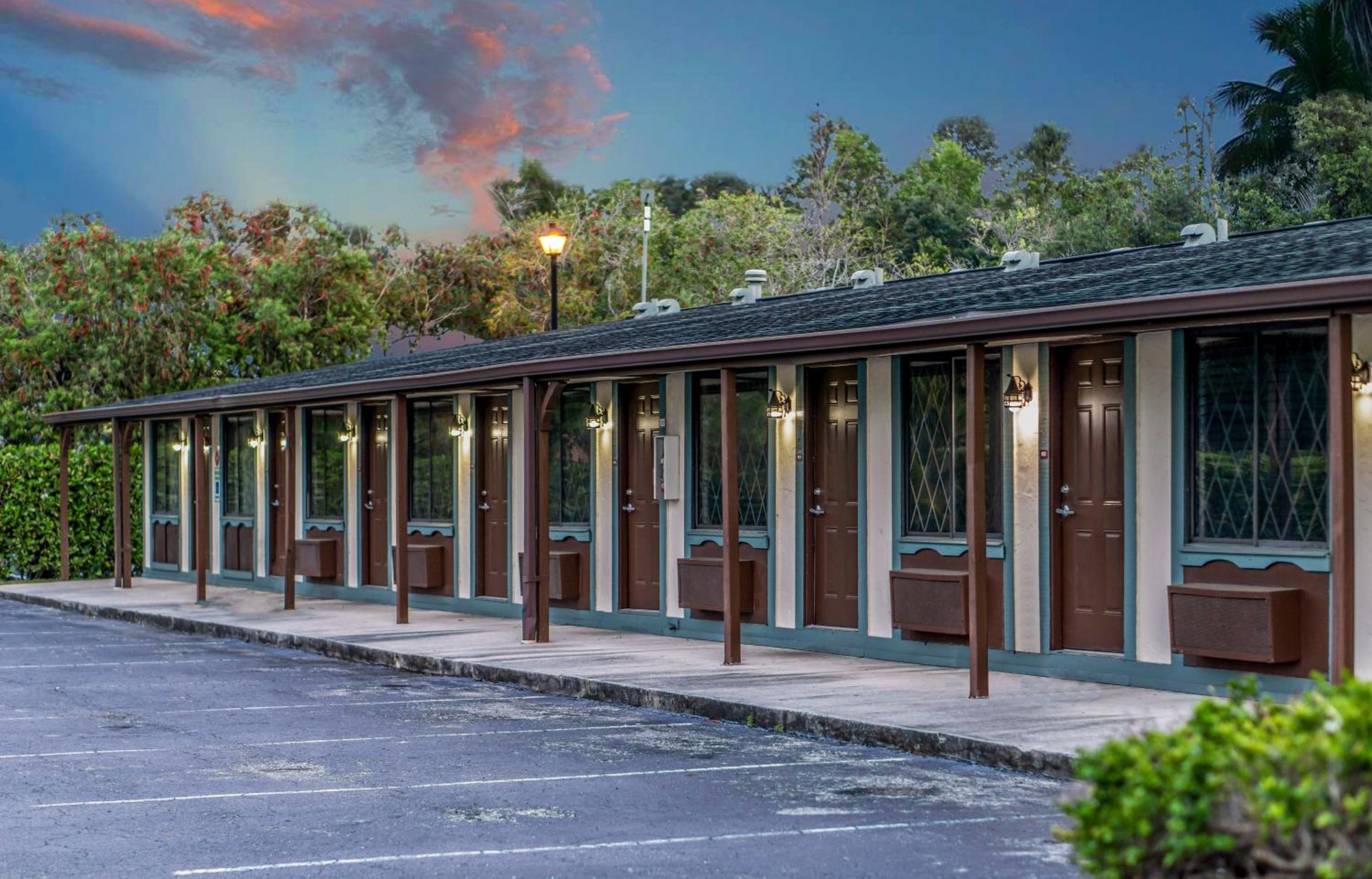Spinnaker Inn of Naples