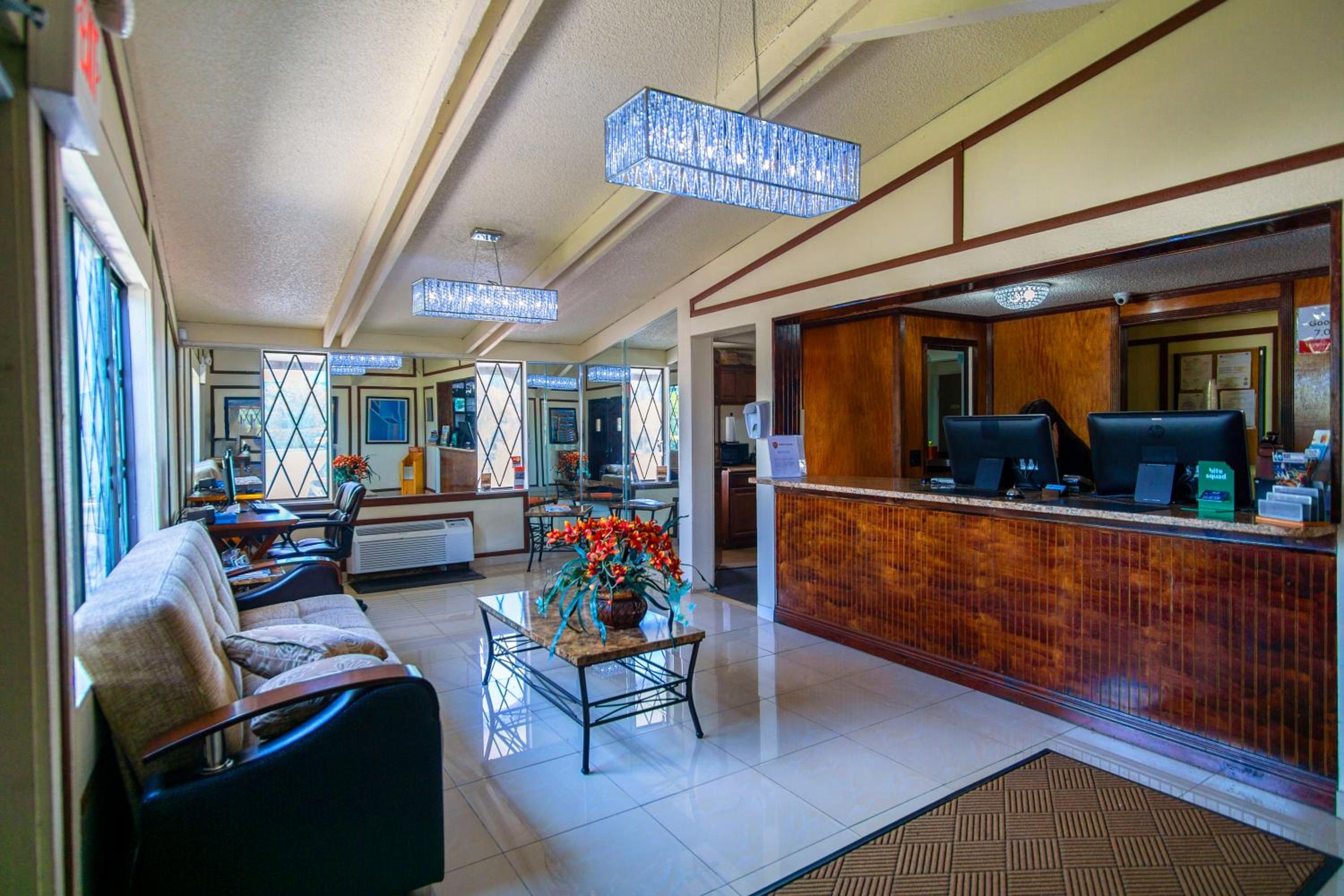 Spinnaker Inn of Naples