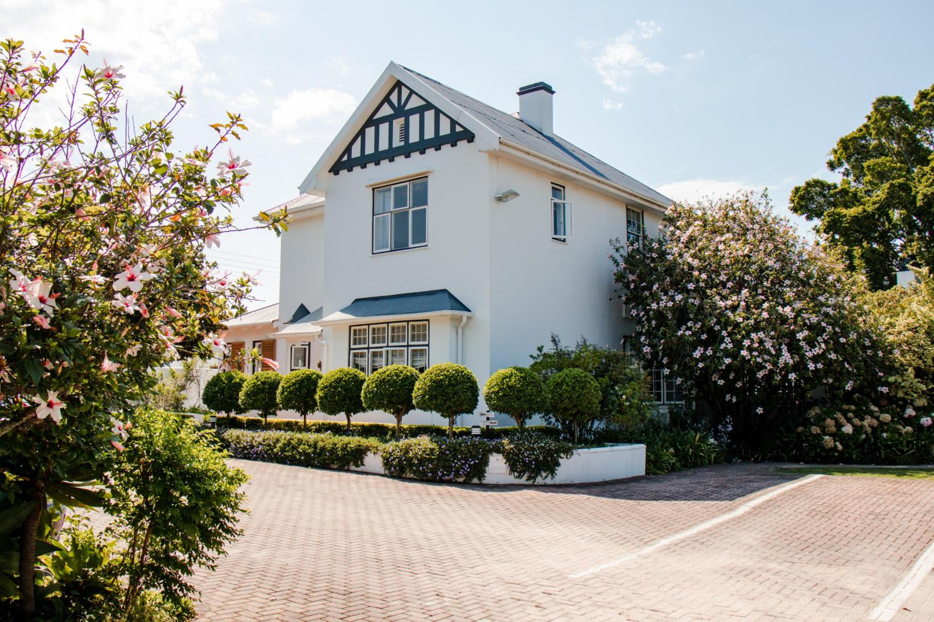 Whispering Oaks Guest House