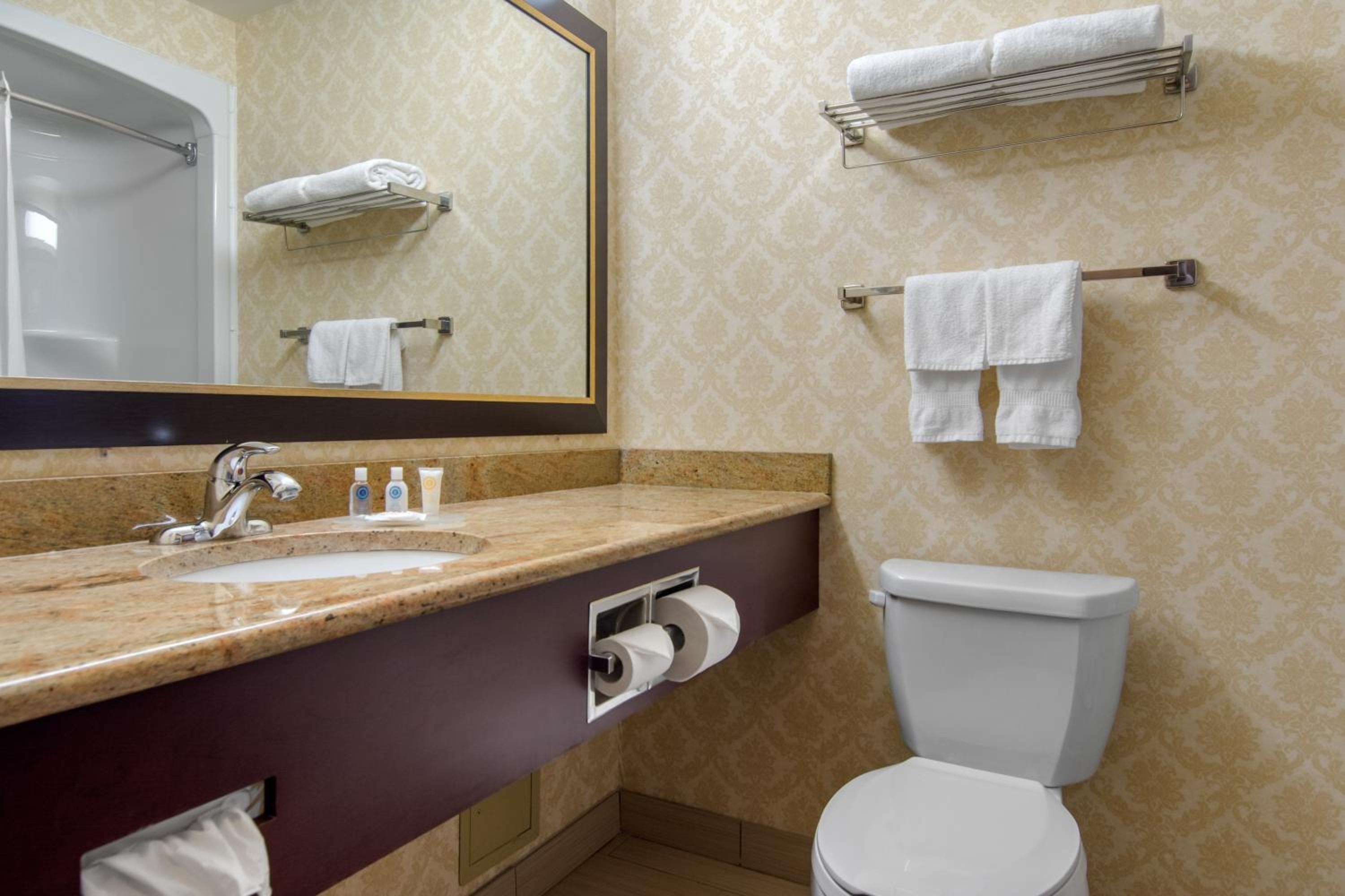 Levis Vacations - Comfort Inn  Suites - Property Image 31