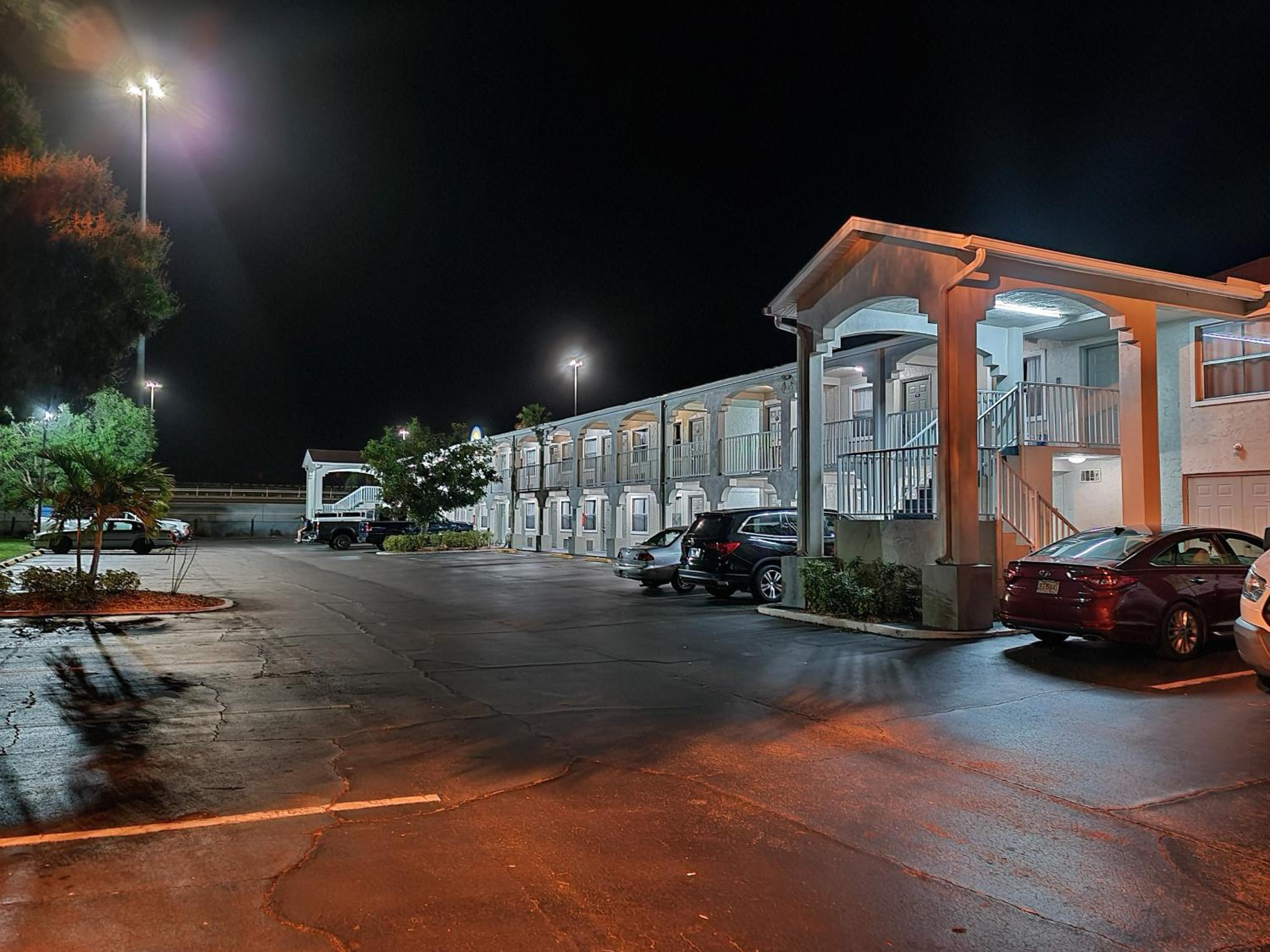 Days Inn by Wyndham Bradenton I-75 - Property Image 8