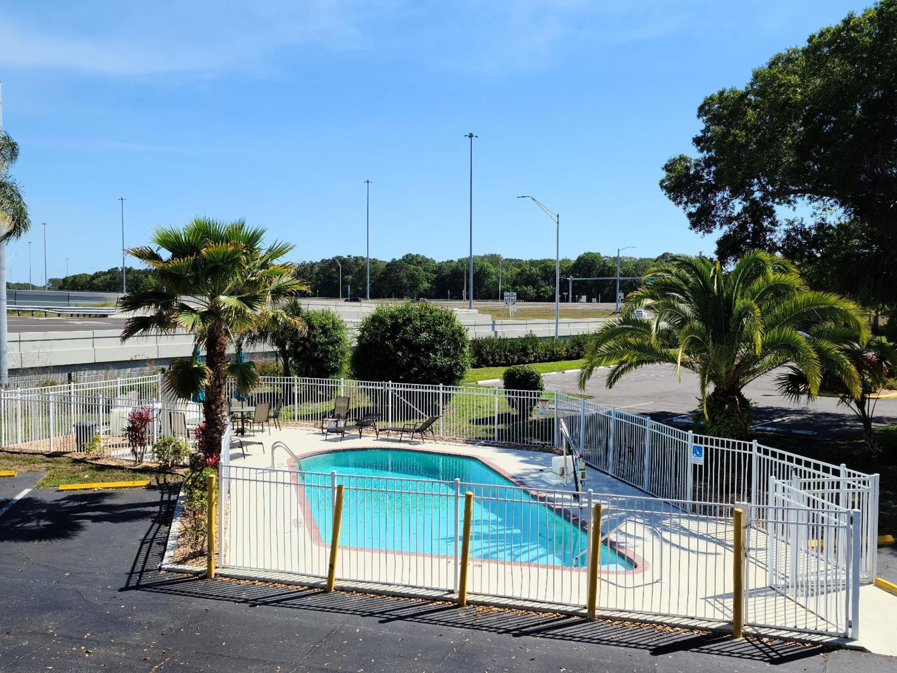 Days Inn by Wyndham Bradenton I-75 - Property Image 2