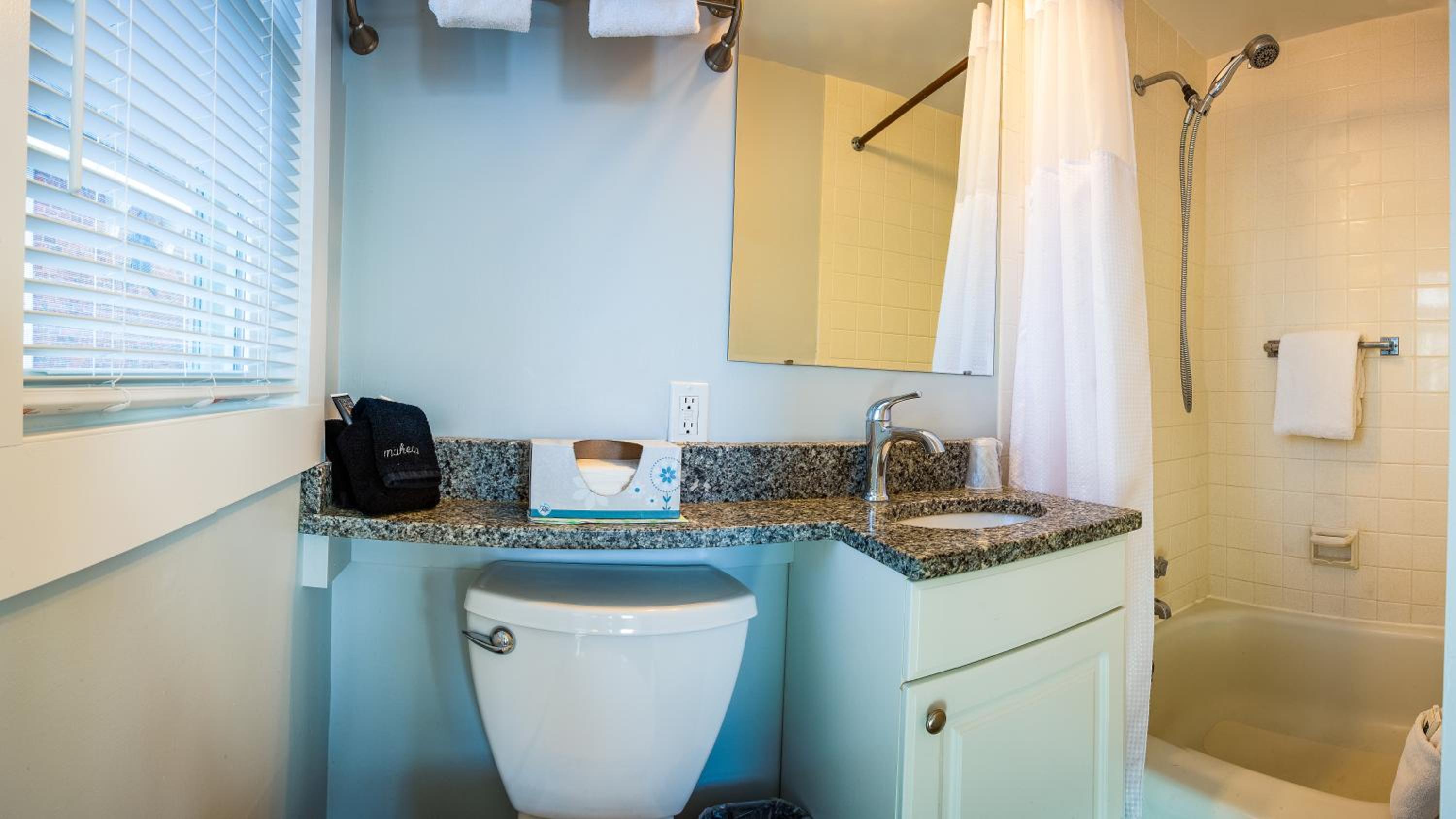 Bearskin Neck Motor Lodge